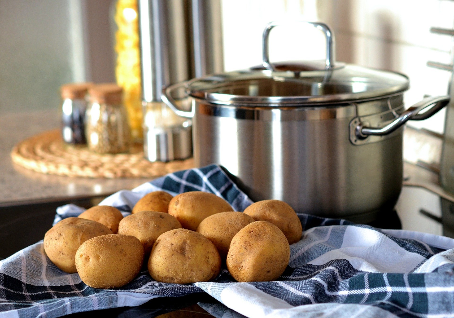 Patatas y olla en cocina. Fuente: Pixabay