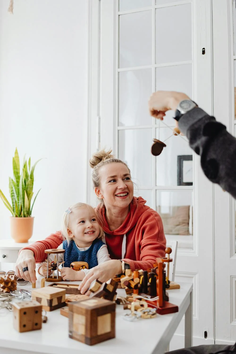 Una mujer con una niña pequeña | Fuente: Pexels