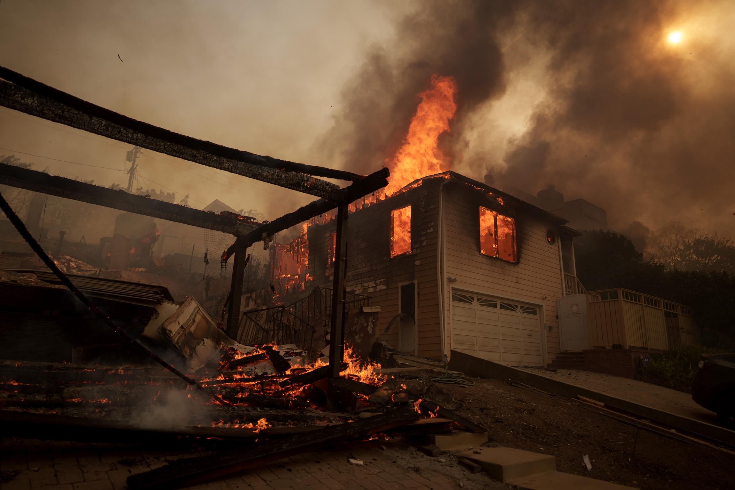 Las llamas del incendio de Palisades queman una casa el 8 de enero de 2025, en el barrio de Pacific Palisades de Los Ángeles, California | Fuente: Getty Images