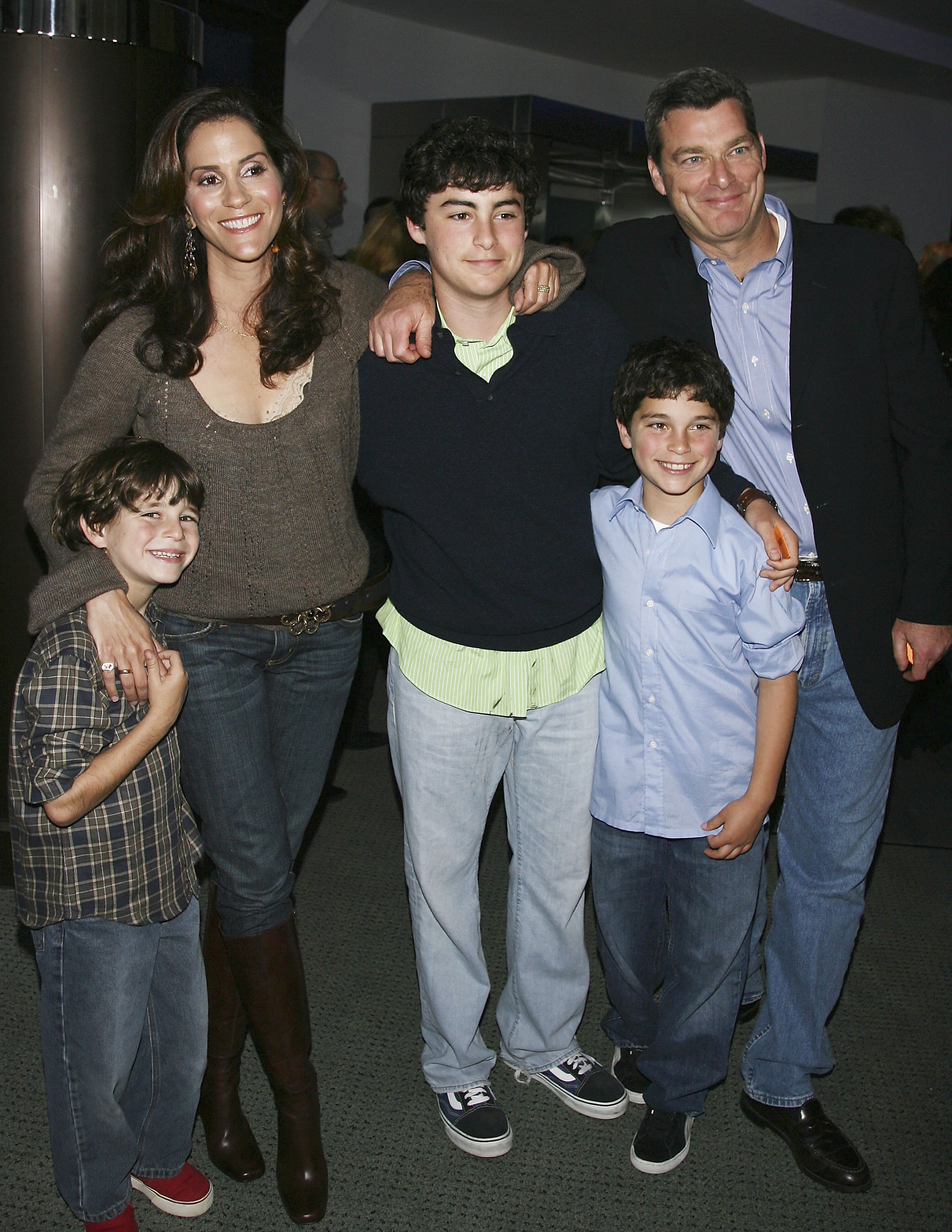 Jami Gertz, Tony Ressler con sus hijos, Theo, Oliver y Nick en el estreno de "Keeping up with the Steins" en West Hollywood, California, el 8 de mayo de 2006 | Fuente: Getty Images