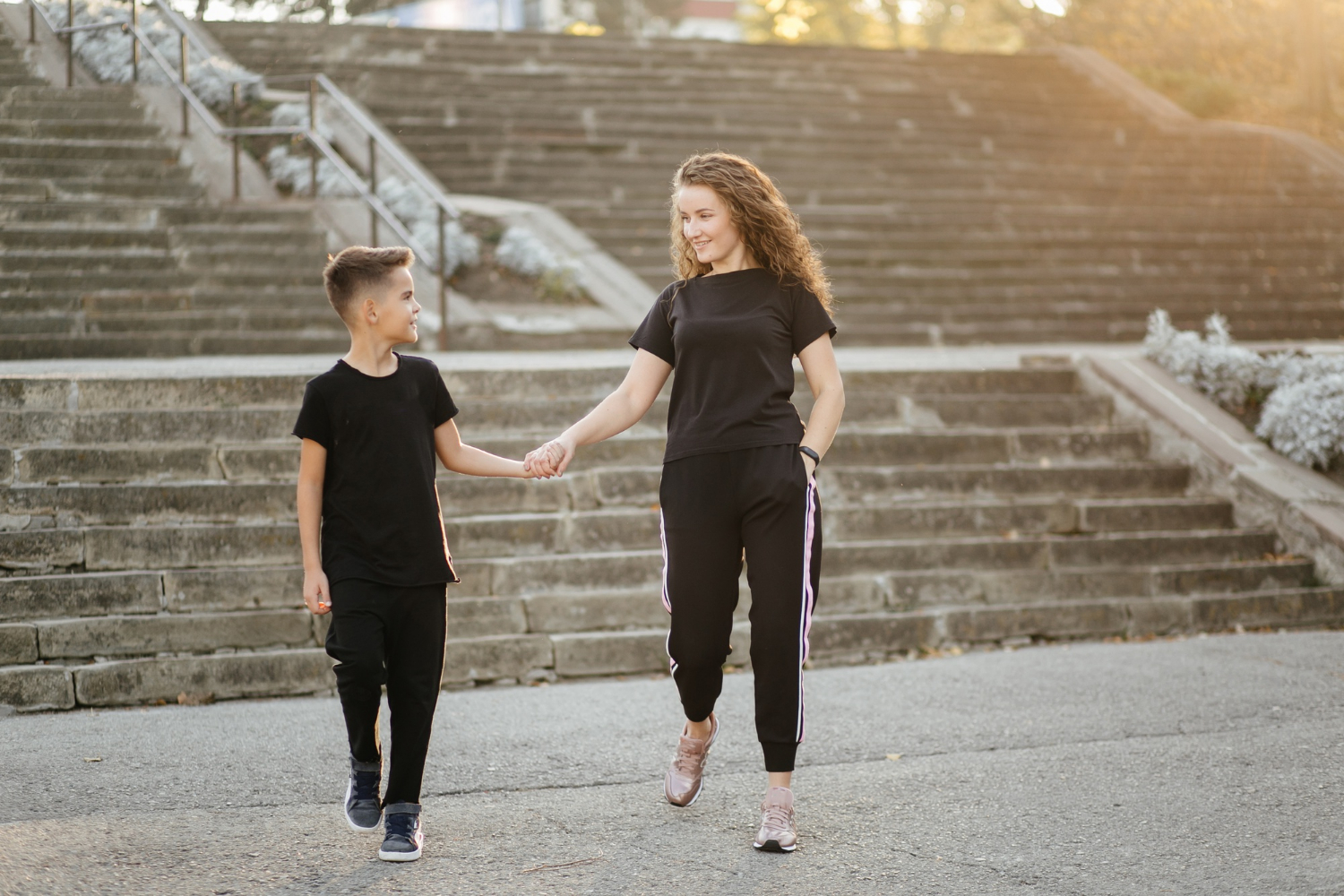Una madre y su hijo caminando juntos | Fuente: Freepik