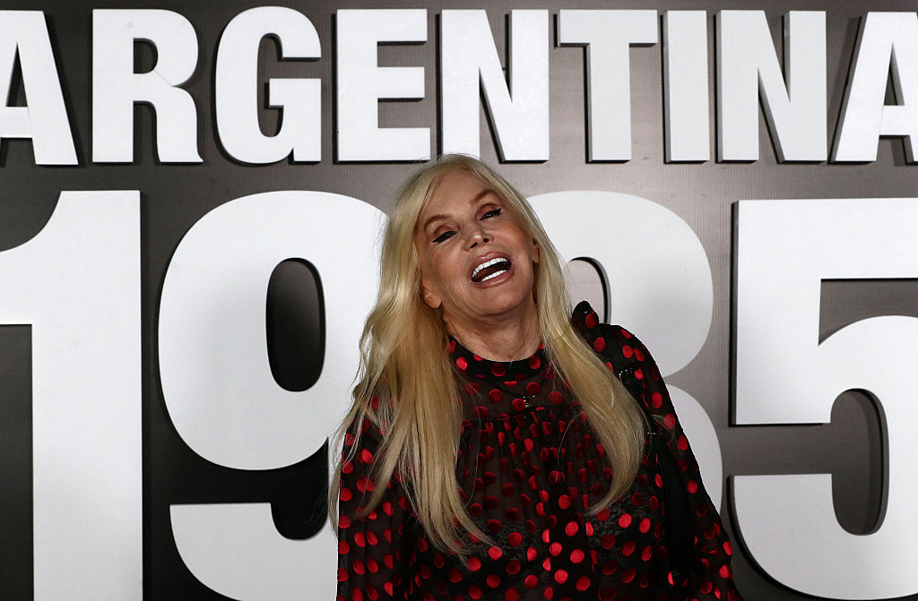 Susana Giménez hace gestos en la alfombra roja antes de la proyección de la película 'Argentina, 1985', en Buenos Aires, el 27 de septiembre de 2022. | Fuente: Getty Images