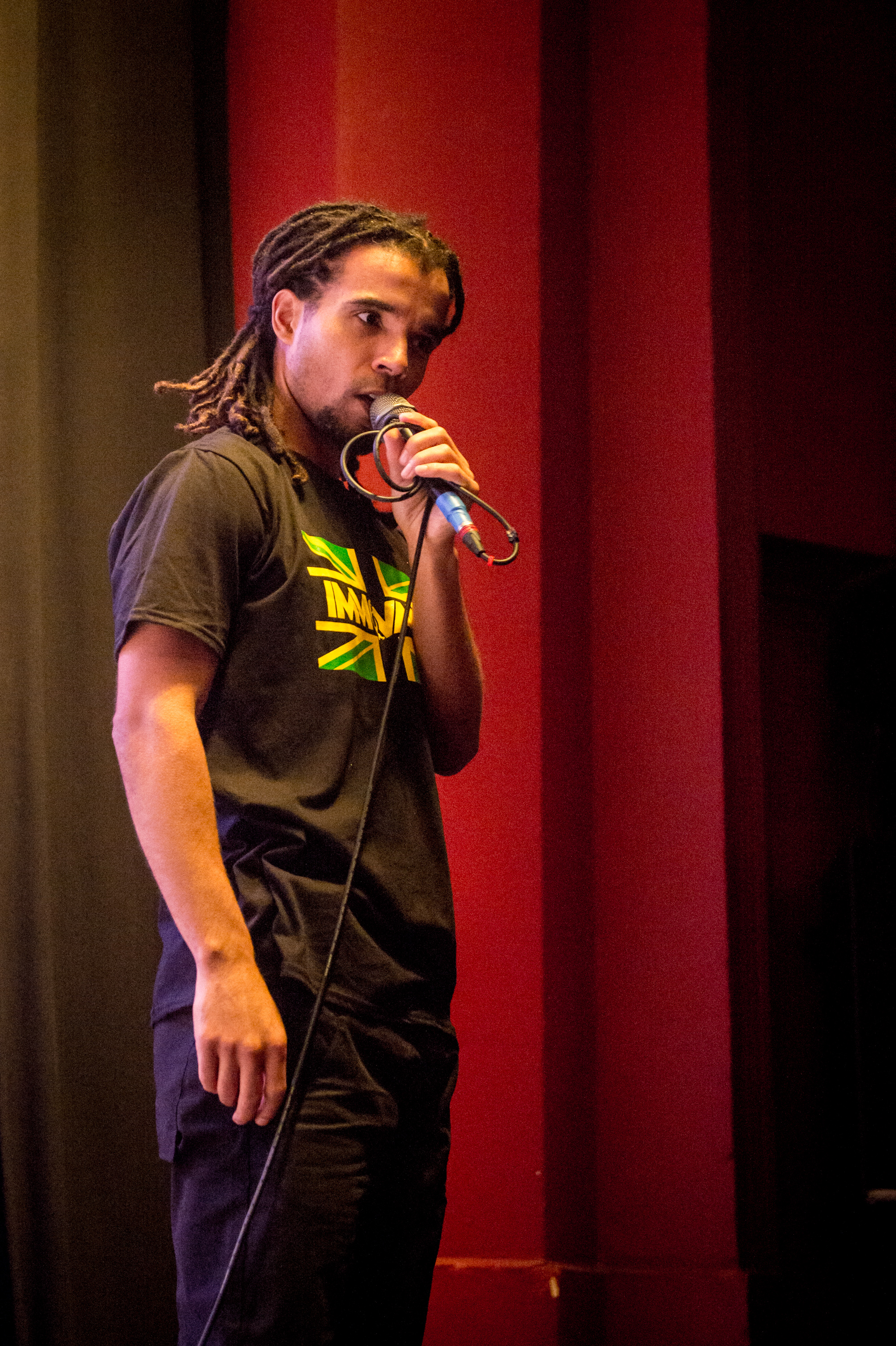 Akala actúa en directo en el escenario del O2 Shepherd's Bush Empire de Londres, Inglaterra, el 27 de abril de 2018 | Fuente: Getty Images