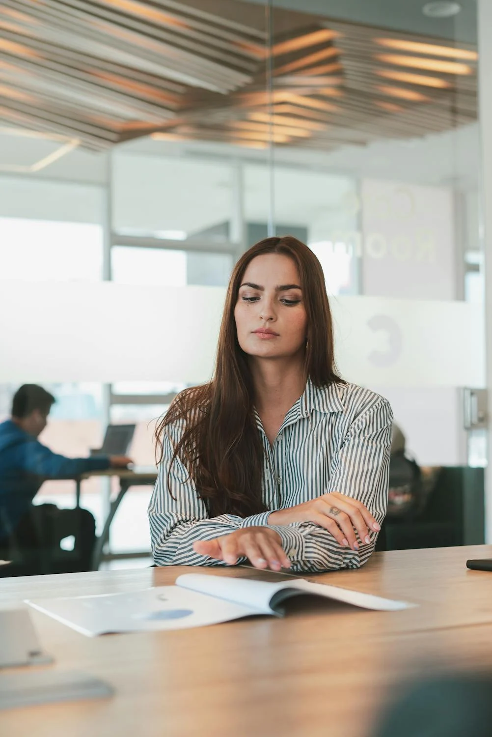 Una mujer reflexiva en su despacho | Fuente: Pexels