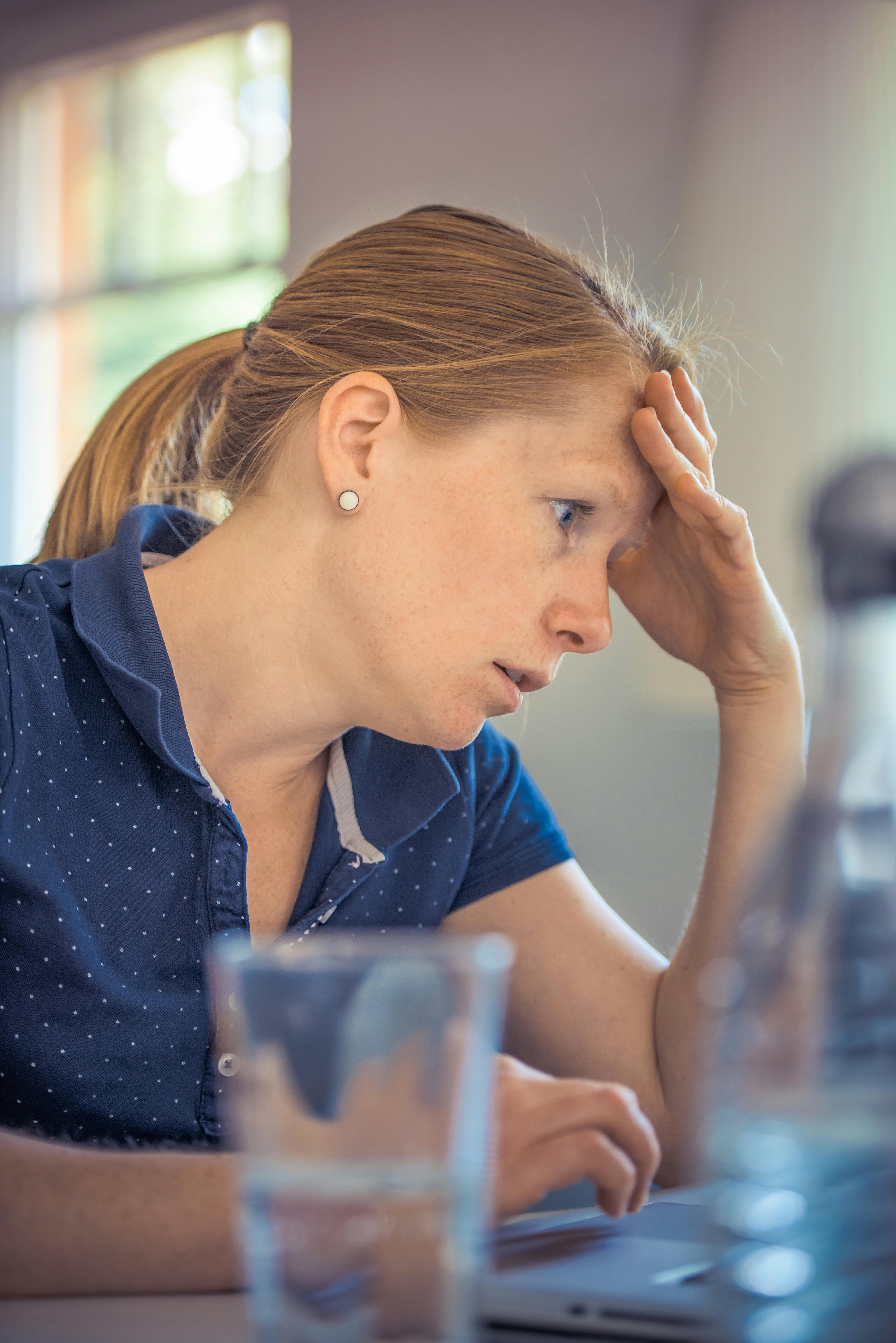 Una mujer confusa sentada en un restaurante | Foto: Pexels