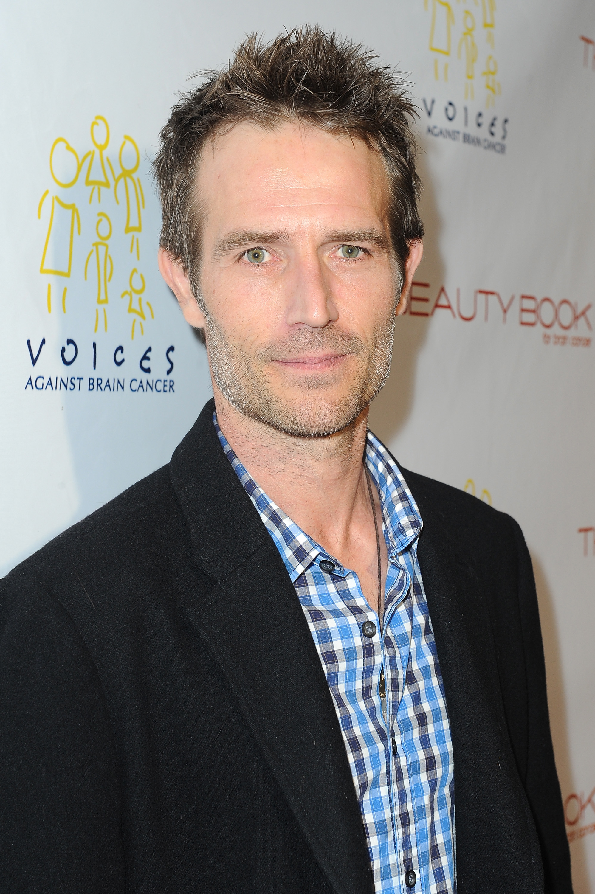 Michael Vartan asiste a una recaudación de fondos para la concientización sobre el cáncer cerebral en Los Ángeles. Con una camisa a cuadros suave debajo de un saco y un aspecto más envejecido, el exgalán demuestra su continuo apoyo a causas significativas.