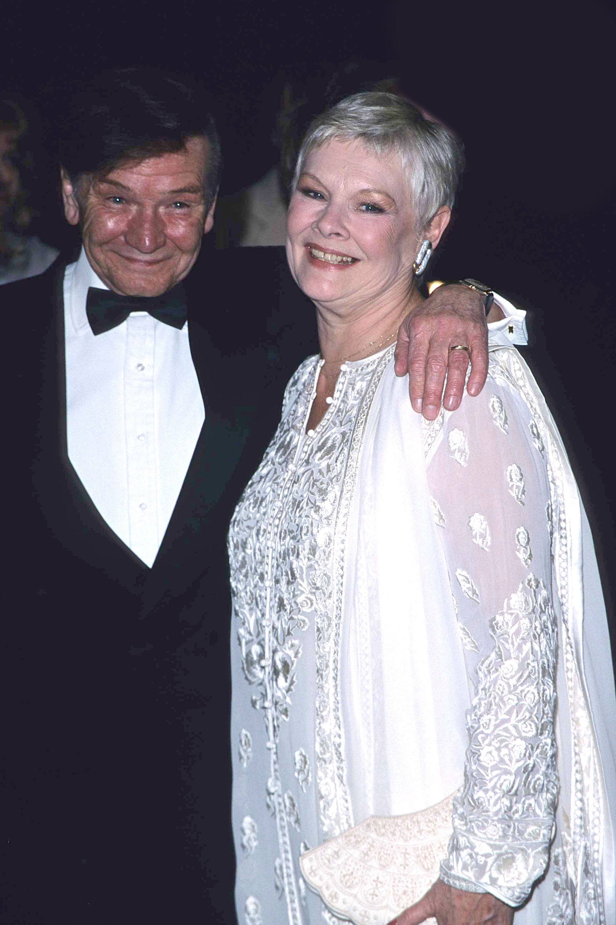 Michael Williams y Judi Dench en el estreno de "The World Is Not Enough" en 1999 | Fuente: Getty Images