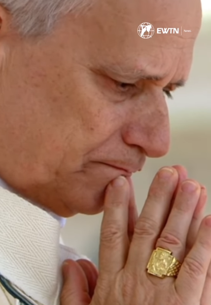 El papa León XIV muestra emoción tras recibir el Anillo del Pescador, fechado el 18 de mayo de 2025 | Fuente: Instagram/catholicnewsagency