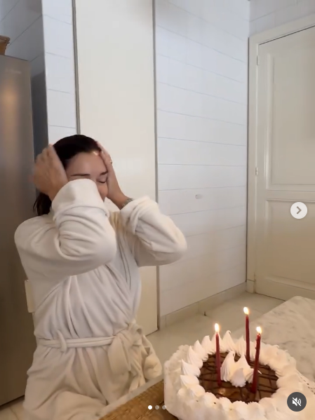 Andrea Frigerio celebrando su cumpleaños desde su cocina junto a su familia | Fuente: Instagram/ andreafrigeriook