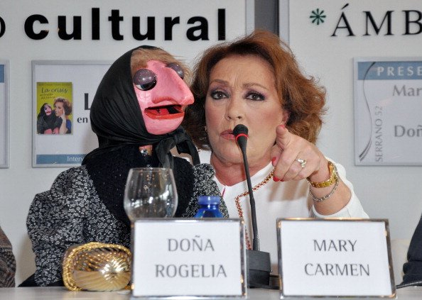 La ventrílocuo española Mari Carmen y su muñeca Doña Rogelia presentan el libro 'La crisis en la oreja del sordete' el 30 de abril de 2013 en Madrid, España. | Foto: Getty Images