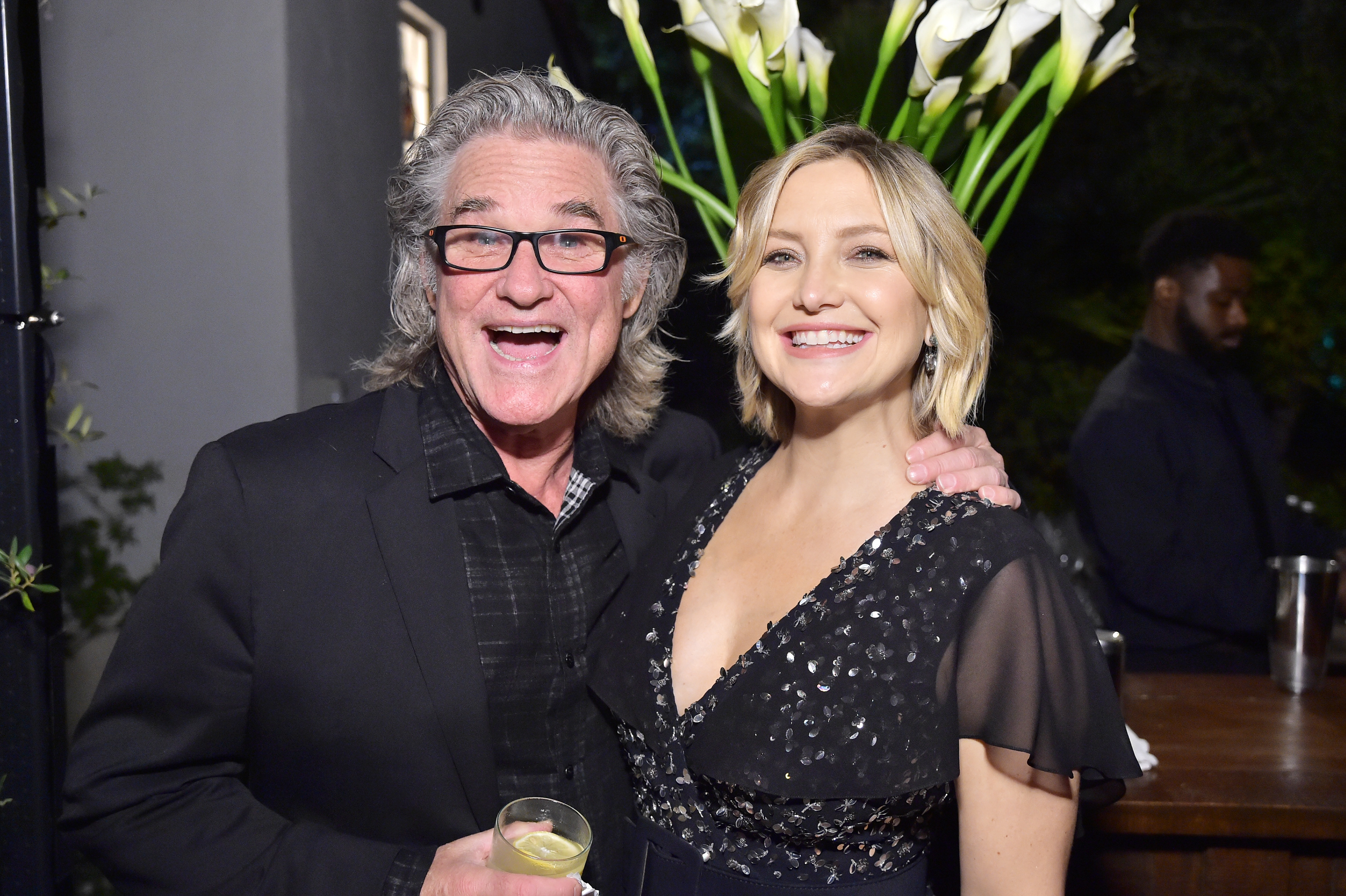 Kurt Russell y su hijastra en la cena de Michael Kors para el Programa Mundial de Alimentos en Beverly Hills en 2018 | Fuente: Getty Images