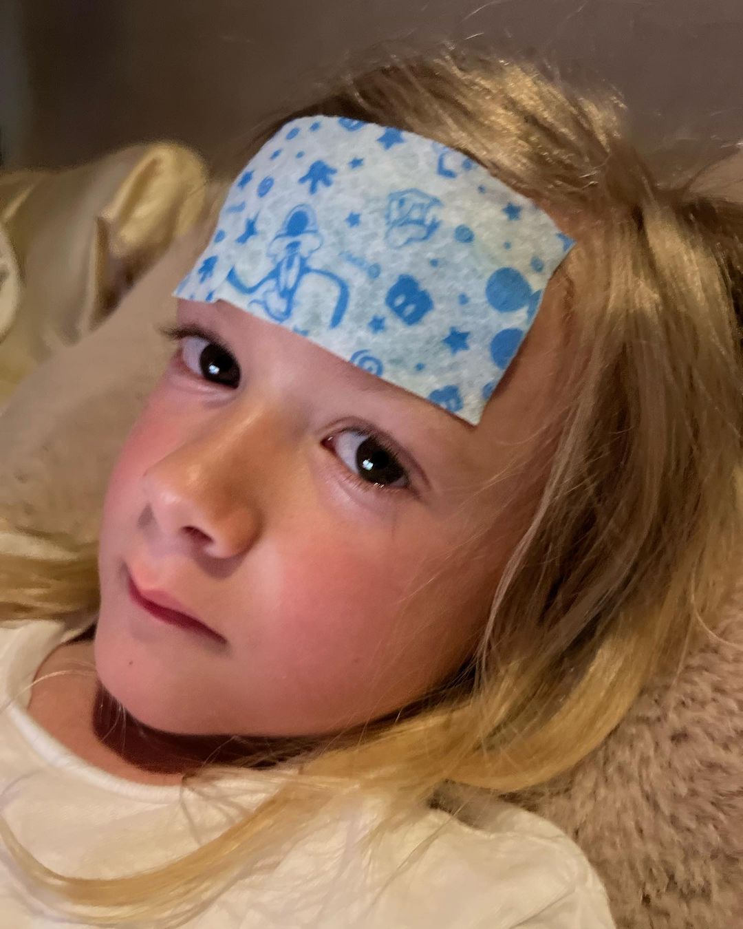 El hijo enfermo de Tori Spelling tras exponerse al moho, de un post de Instagram del 11 de mayo de 2023 | Fuente: Instagram/torispelling/