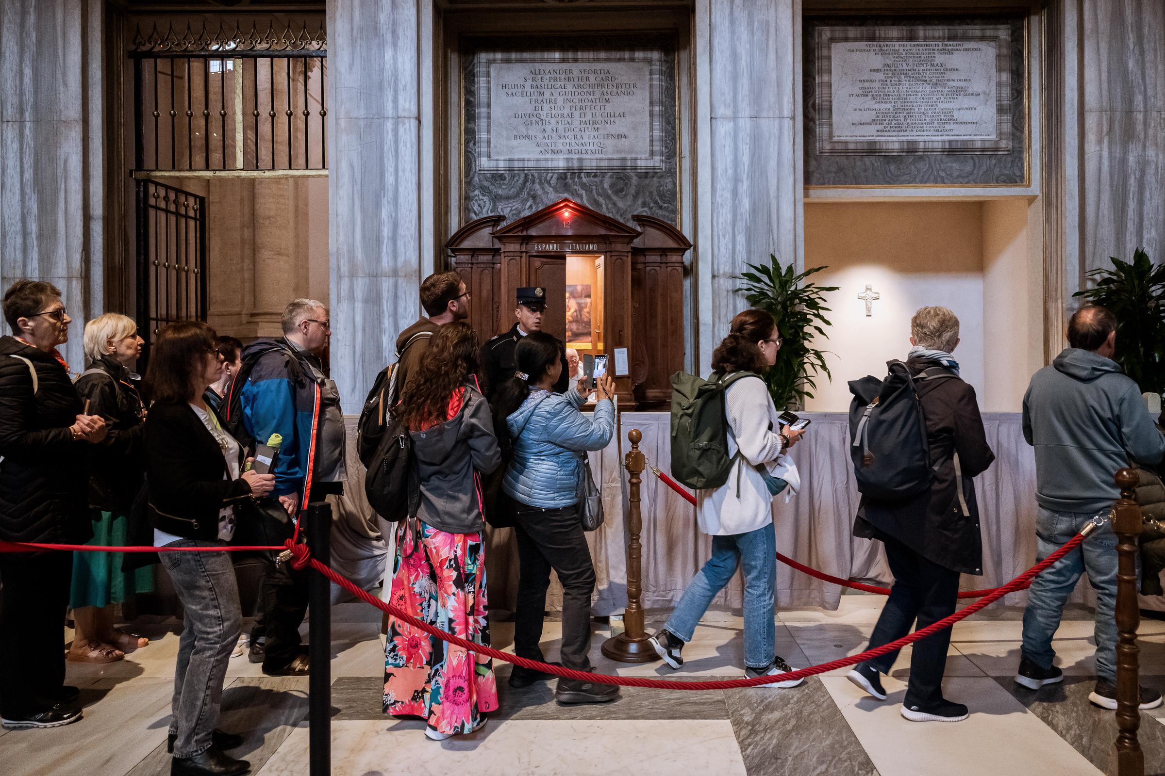 Visitantes se reúnen ante la Iglesia de Santa María la Mayor en Roma el 28 de abril de 2025, para rendir homenaje ante la tumba del papa  Francisco. | Fuente: Getty Images