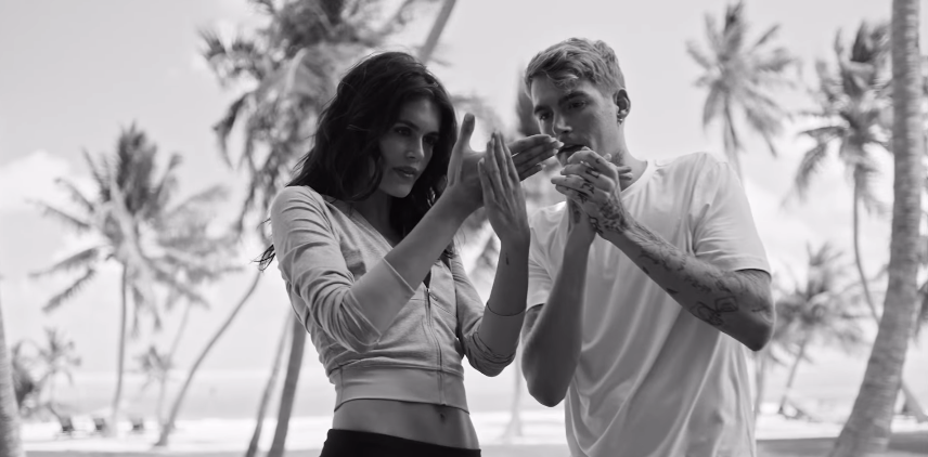 Kaia Gerber y su hermano Presley Gerber aparecen juntos en una foto en blanco y negro de la campaña familiar de Vuori, tomada con la costa de California como telón de fondo. | Fuente: Instagram/presleygerber