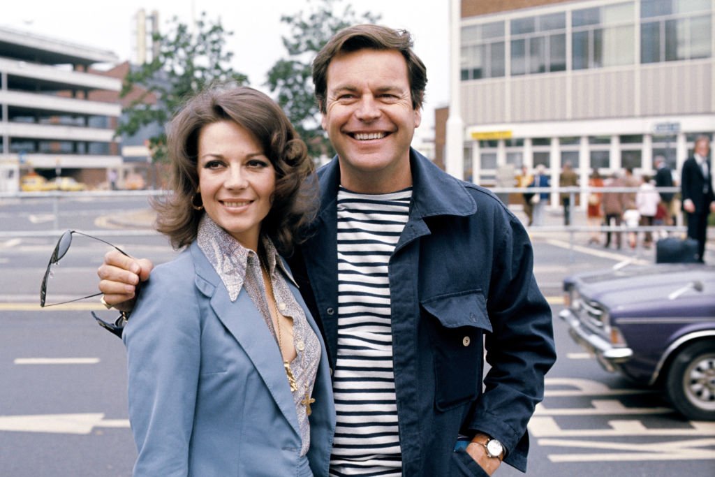 Robert Wagner y Natalie Wood en el aeropuerto de Heathrow el 28 de mayo de 1976. | Foto: Getty Images