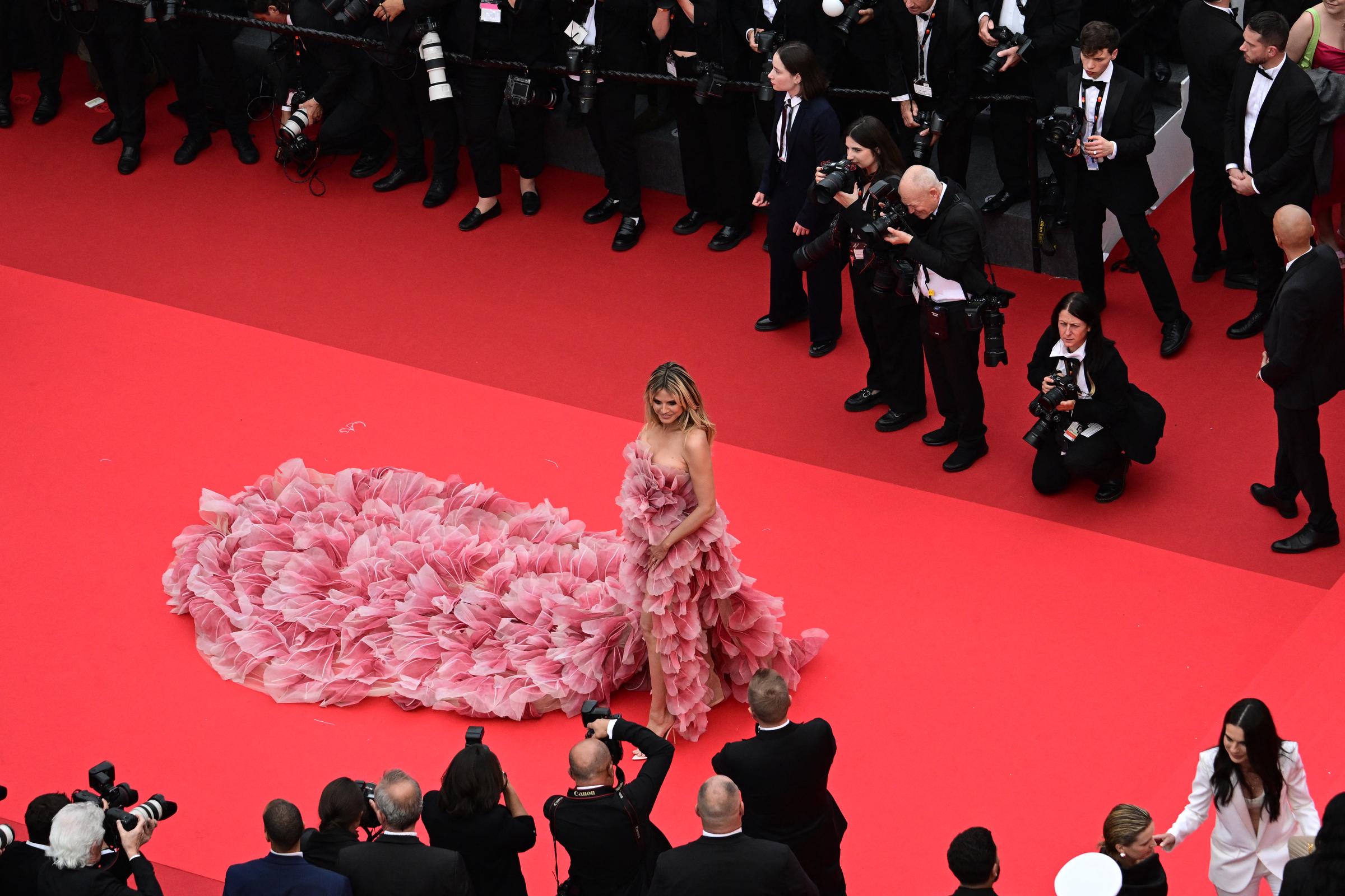 El momento parece cinematográfico: Klum está en el centro de la alfombra roja, posando mientras los fotógrafos la rodean, ansiosos por captarla desde todos los ángulos en toda su impresionante gloria.