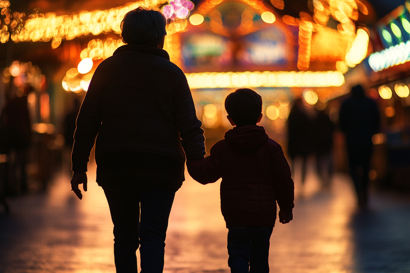 Silueta de un niño caminando con su abuela | Fuente: Midjourney