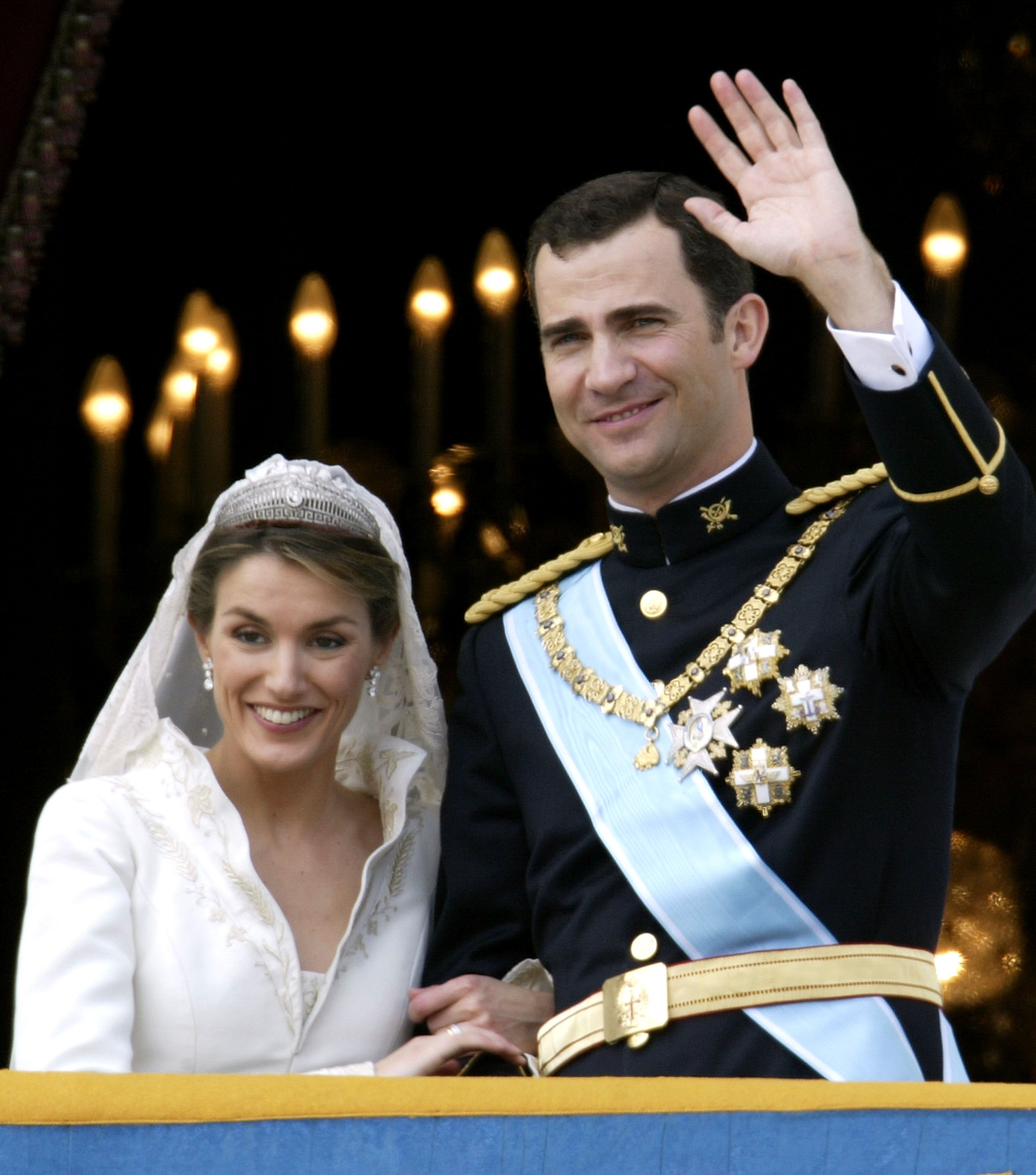 Felipe de Borbón y su esposa Letizia saludan en su primera aparición en el balcón del Palacio Real como pareja casada el 22 de mayo de 2004 || Fuente: Getty Images
