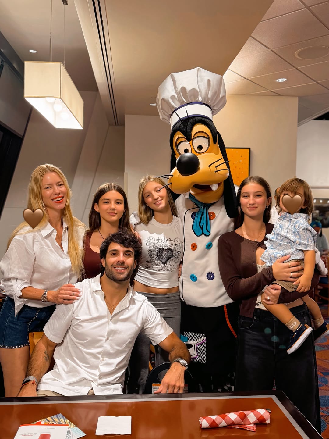Nicole Neumann junto a su esposo Manu Urcera y sus hijos en Disney World, Orlando | Fuente: Instagram/ nikitaneumannoficial