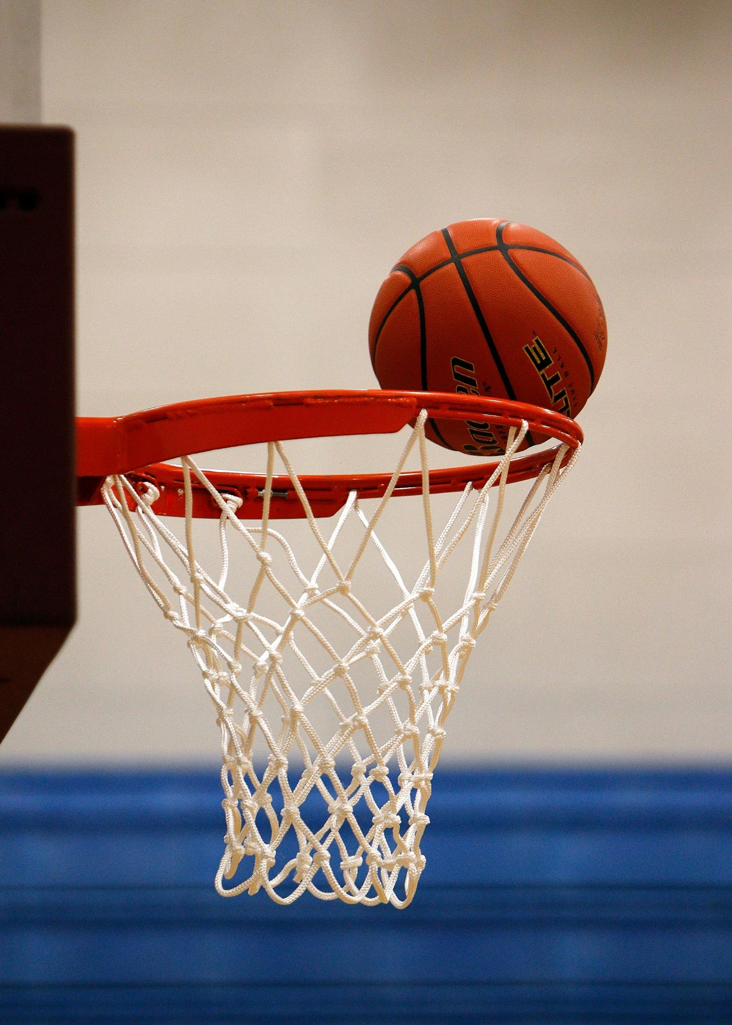 Un balón de baloncesto entrando en un aro | Fuente: Pexels