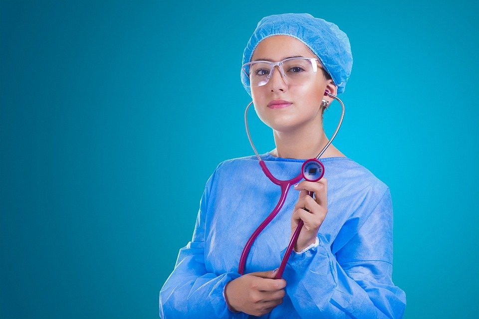 Enfermera lista para pabellón. Fuente: Pixabay