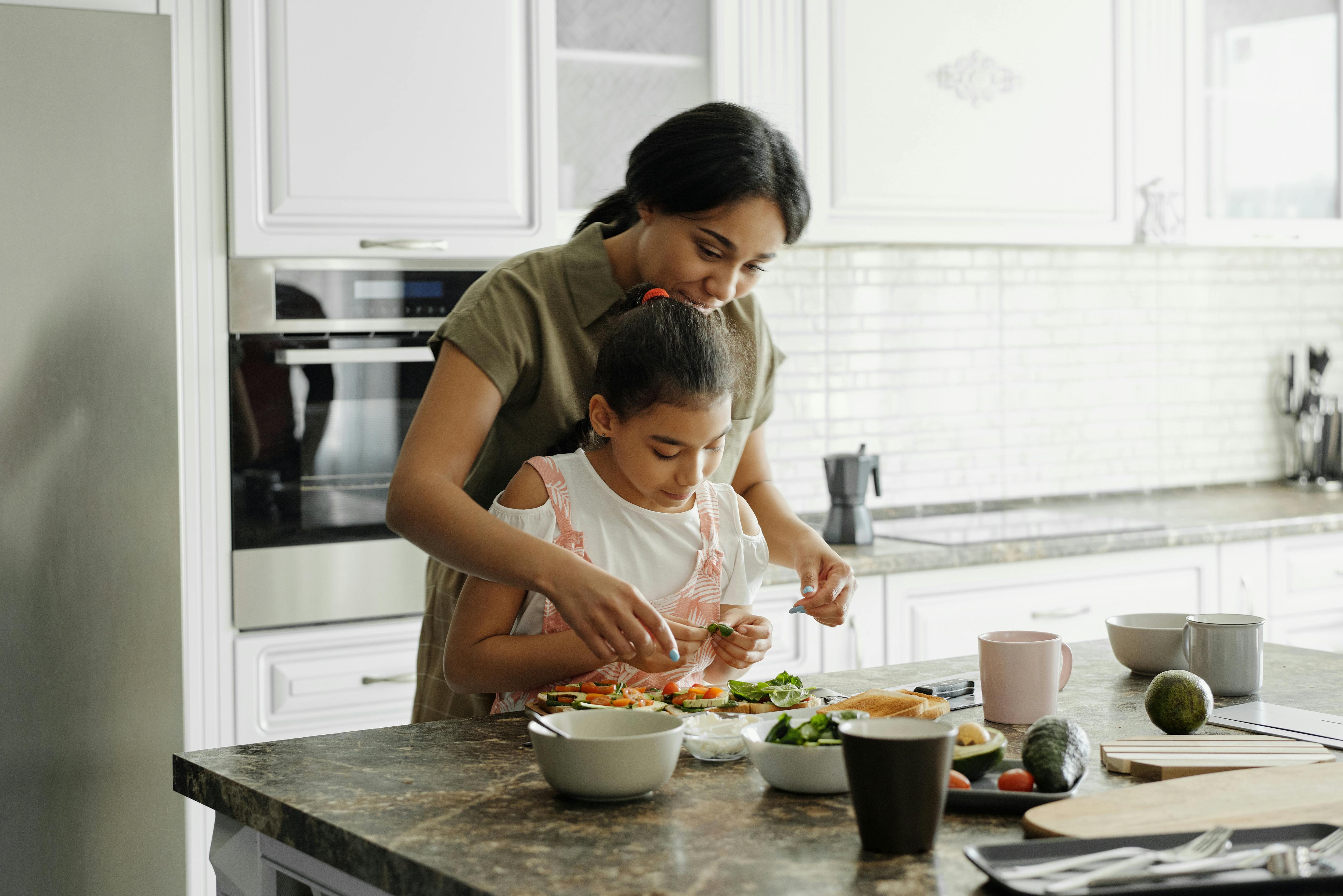 Madre enseña a cocinar a su hija | Foto: Pexels