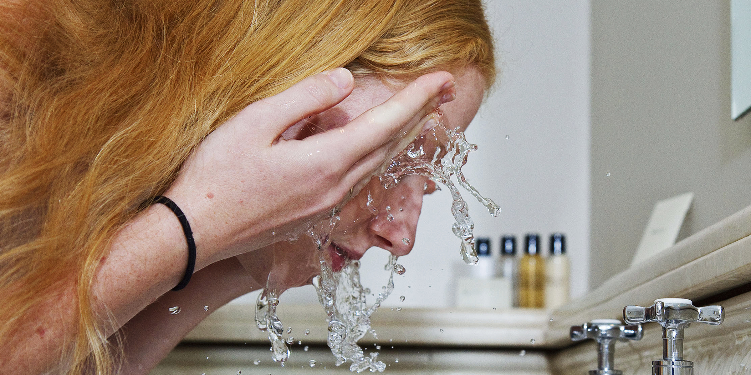 Mujer lavándose el rostro. | Foto: Getty Images