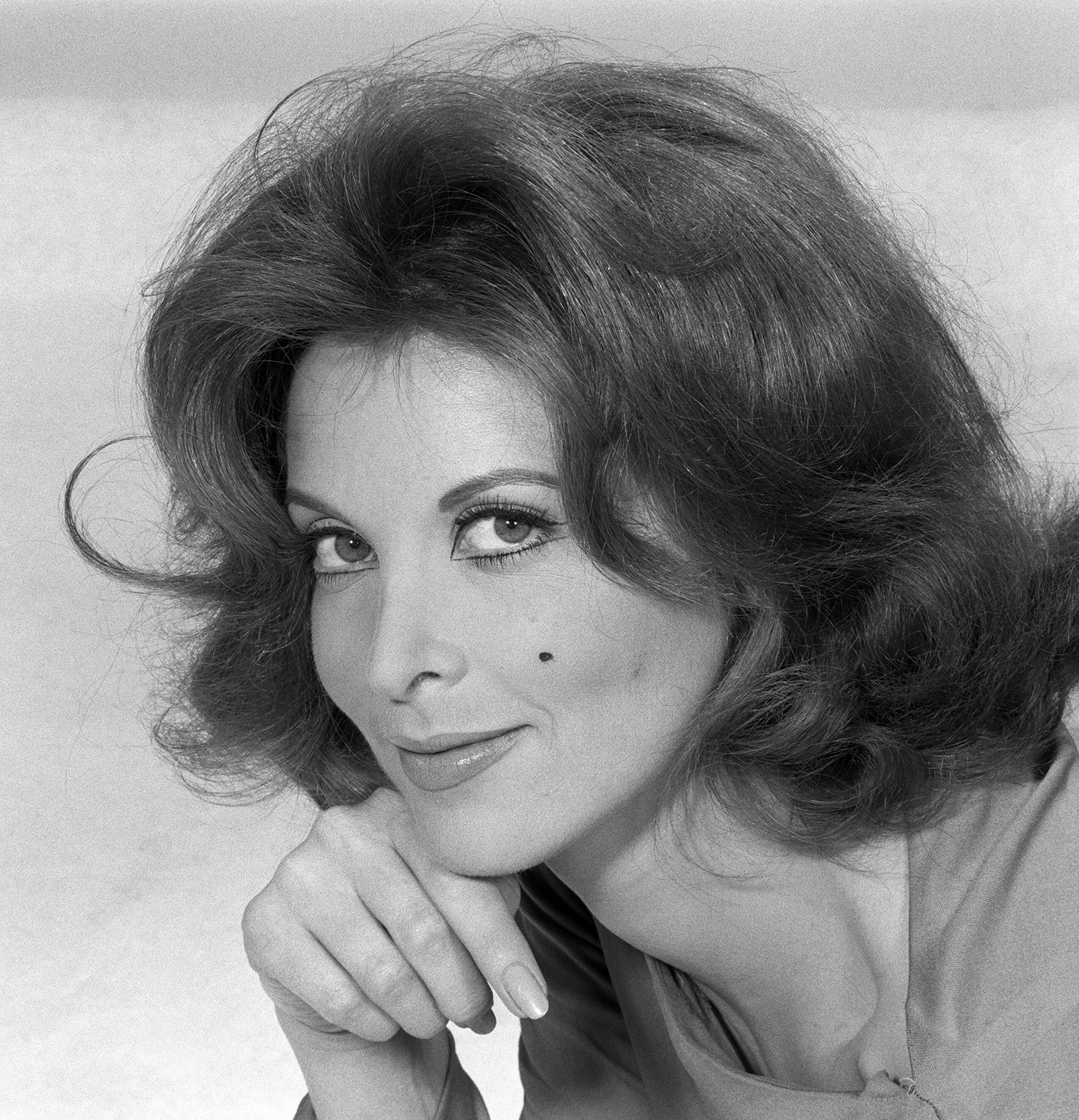 Tina Louise, fotografiada el 12 de junio de 1964 en Los Ángeles, California. | Foto: Getty Images