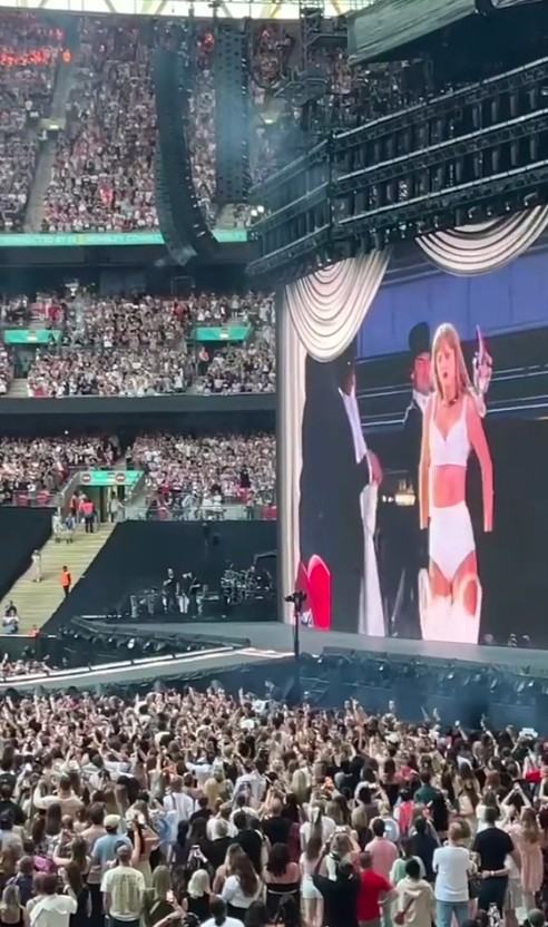 Taylor Swift desnudándose durante el sketch de ella y Travis Kelce, publicado el 24 de junio de 2024 | Fuente: TikTok/people