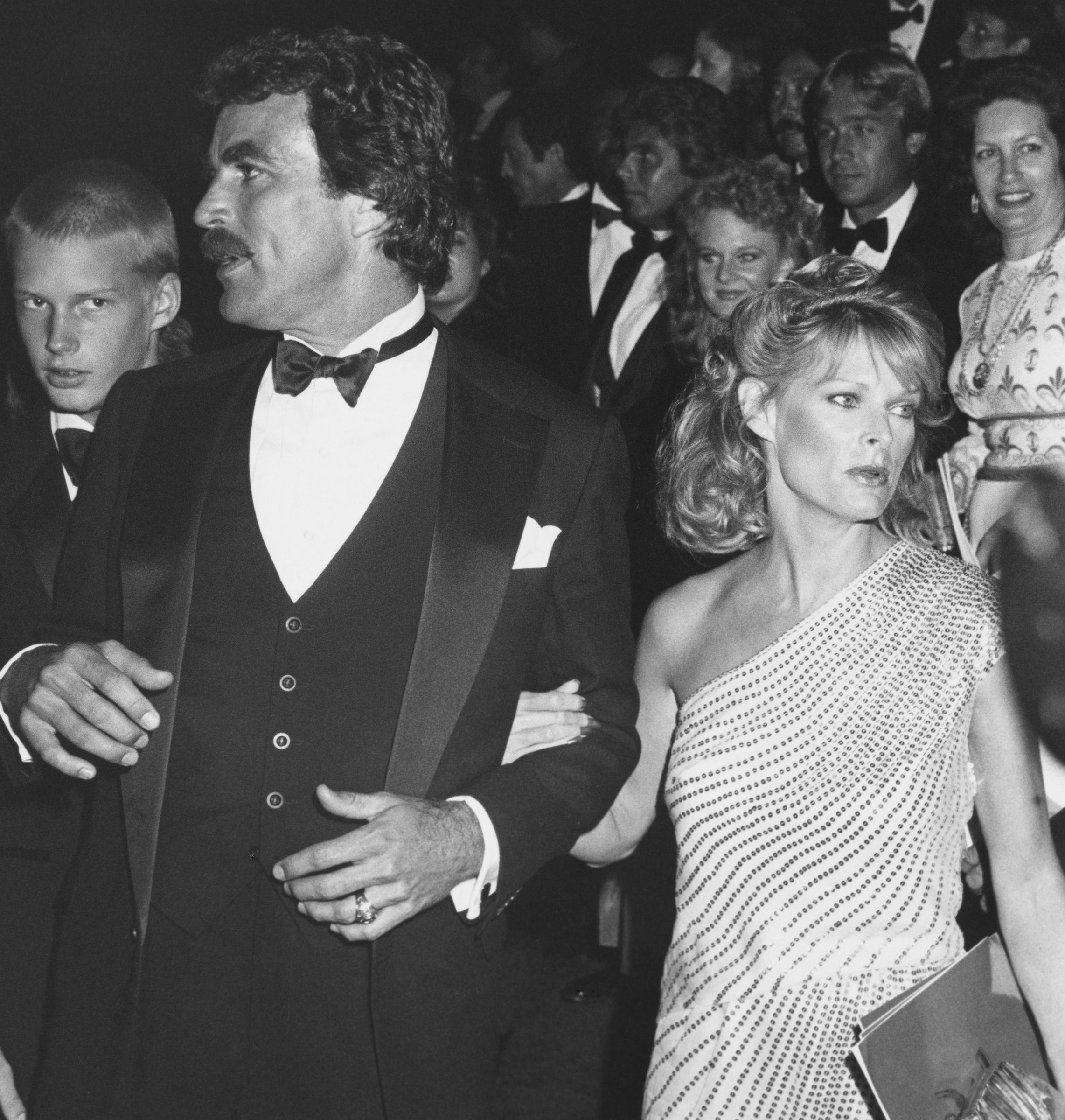 Kevin Shepard, Tom Selleck y Jacqueline Ray asisten a la 34ª edición de los premios Primetime Emmy el 19 de septiembre de 1982, en Pasadena, California. | Fuente: Getty Images