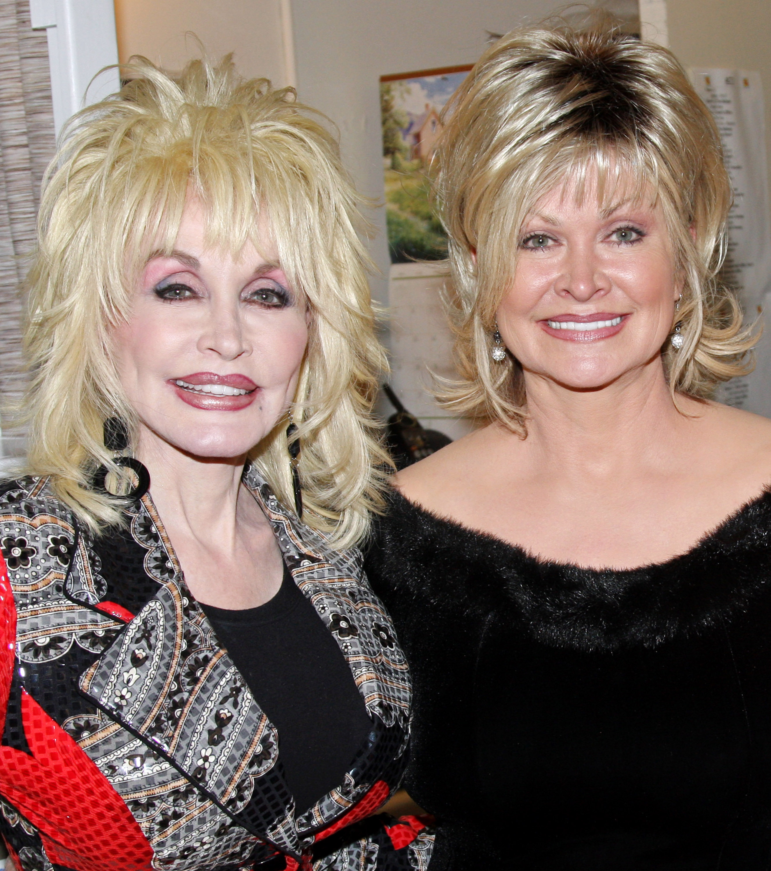 Dolly Parton y Rachel Parton Dennison posan entre bastidores en el musical "9 to 5" en Broadway el 13 de abril de 2009, en Nueva York | Fuente: Getty Images