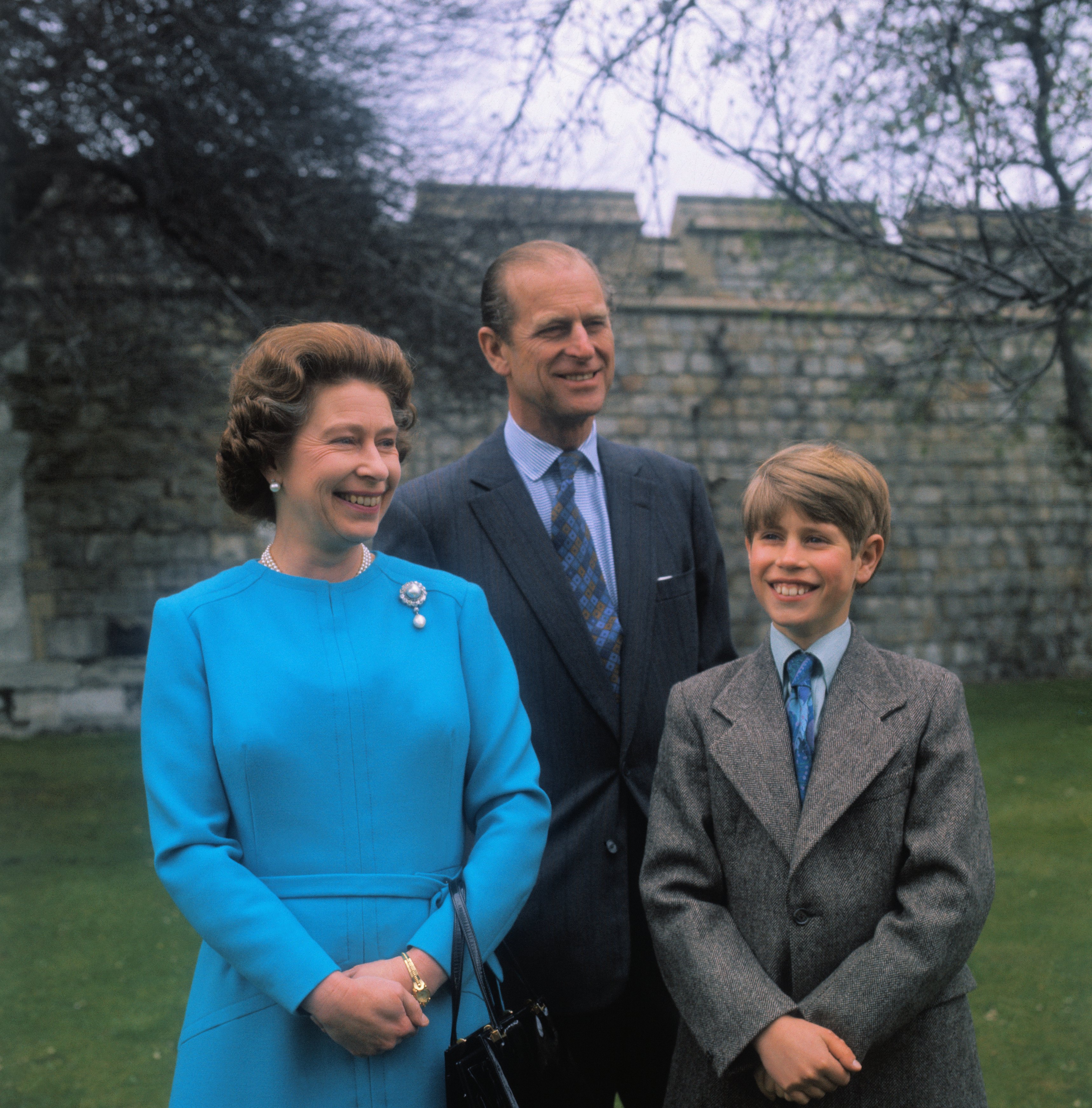 El príncipe Edward, conde de Wessex, visita el Frimley Park Hospital para conmemorar el Día Internacional de la Enfermería el 12 de mayo de 2021 en Camberley, Inglaterra. | Foto: Getty Images