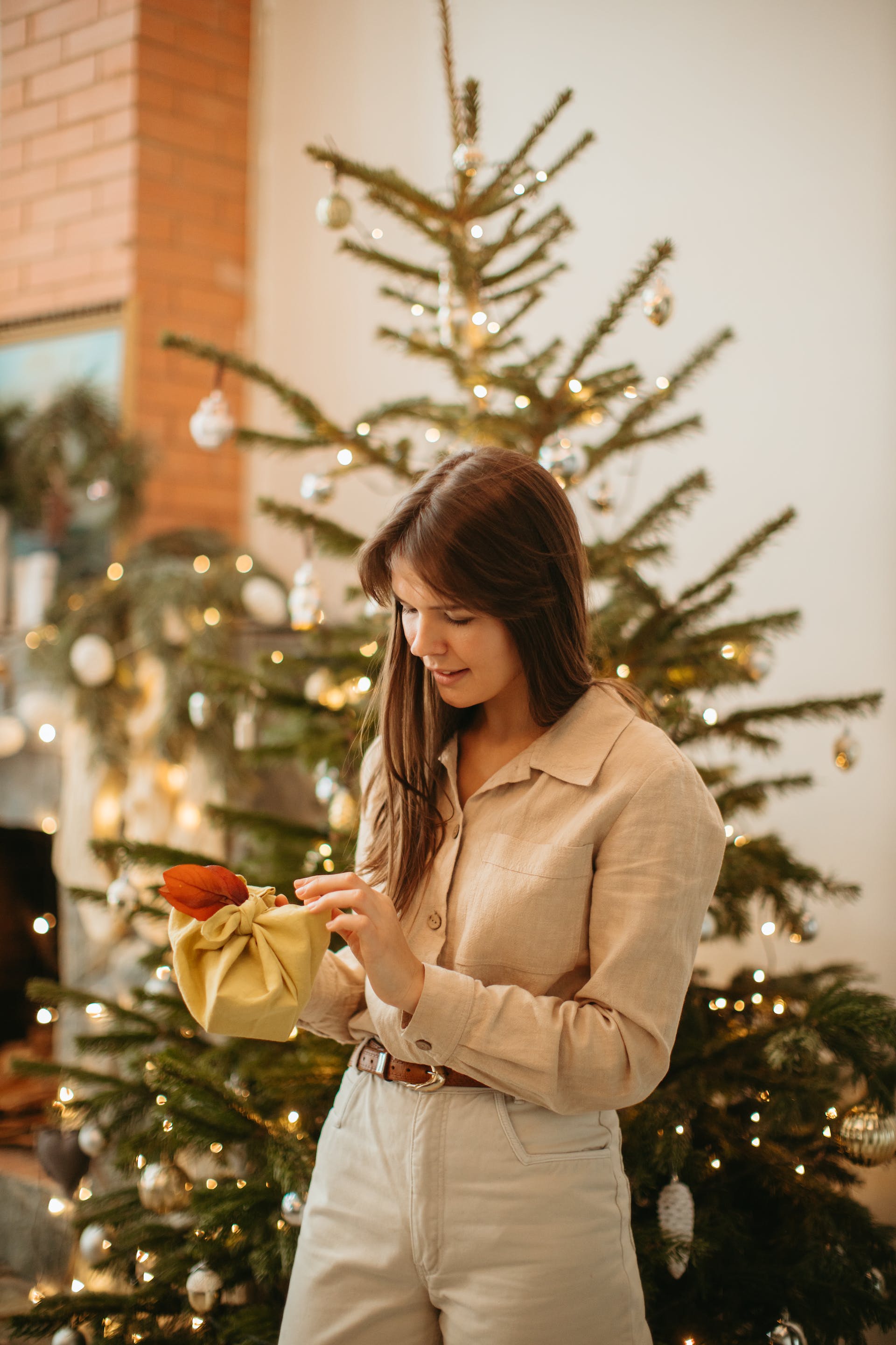 Mujer cerca de un árbol de Navidad | Foto: Pexels