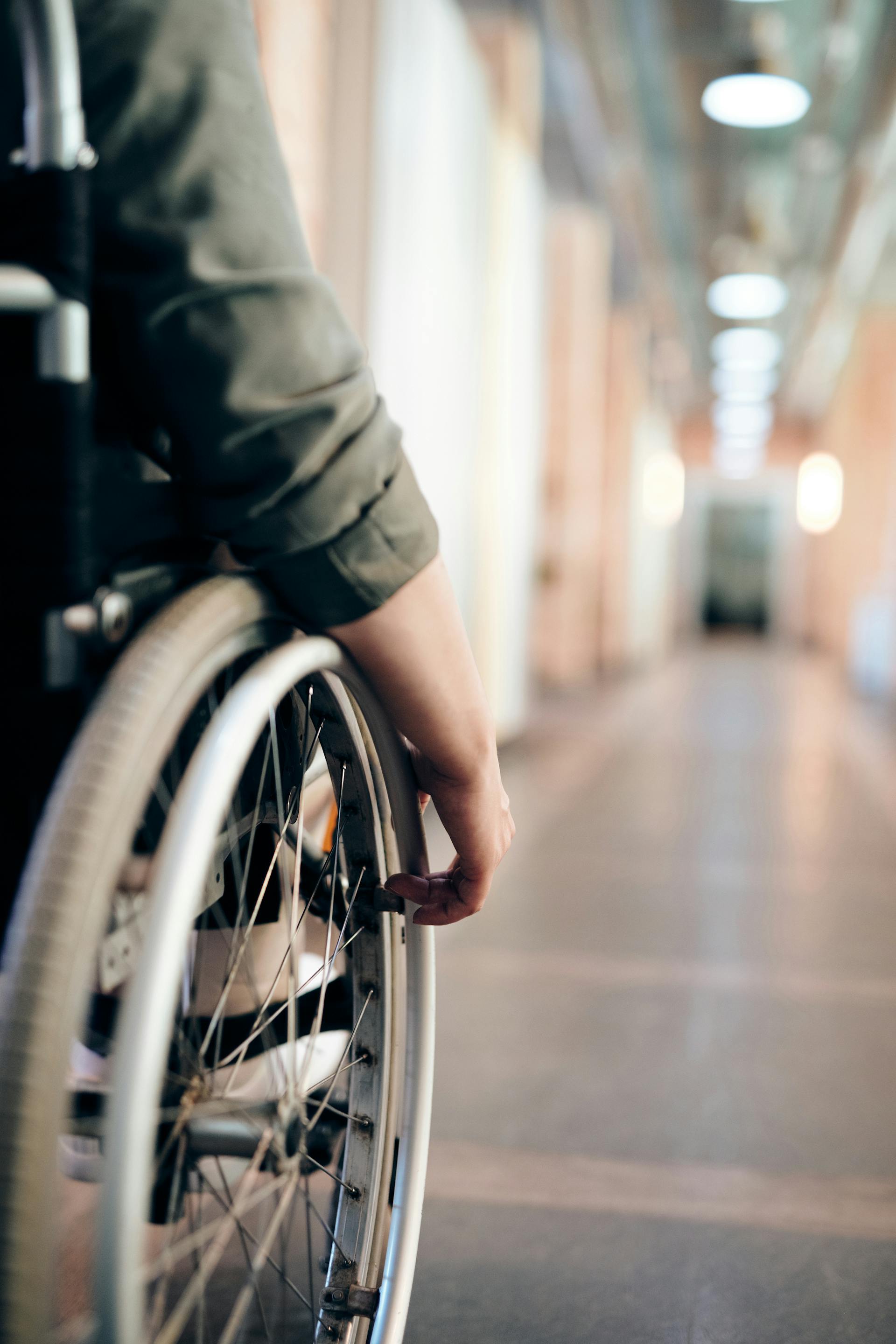 Una persona su una sedia a rotelle | Fonte: Pexels