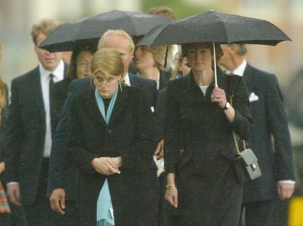 Familiares en el funeral de la madre de la princesa Diana, Frances Shand Kydd, en la Catedral de Saint Columba, el 10 de junio de 2004, en Oban, Argyll & Bute, Escocia. | Imagen: Getty Images