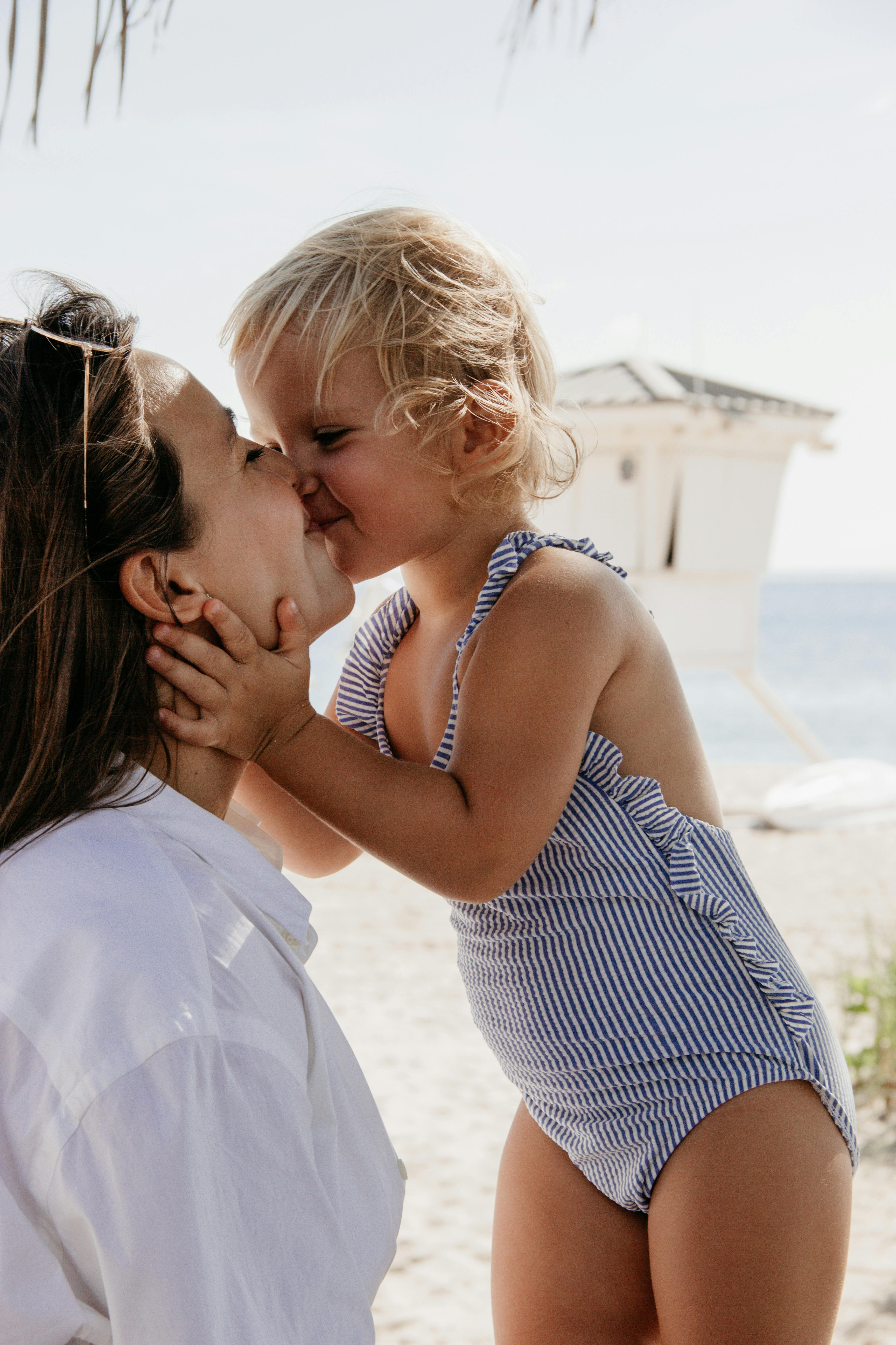 Niña besando a su madre | Foto: Pexels