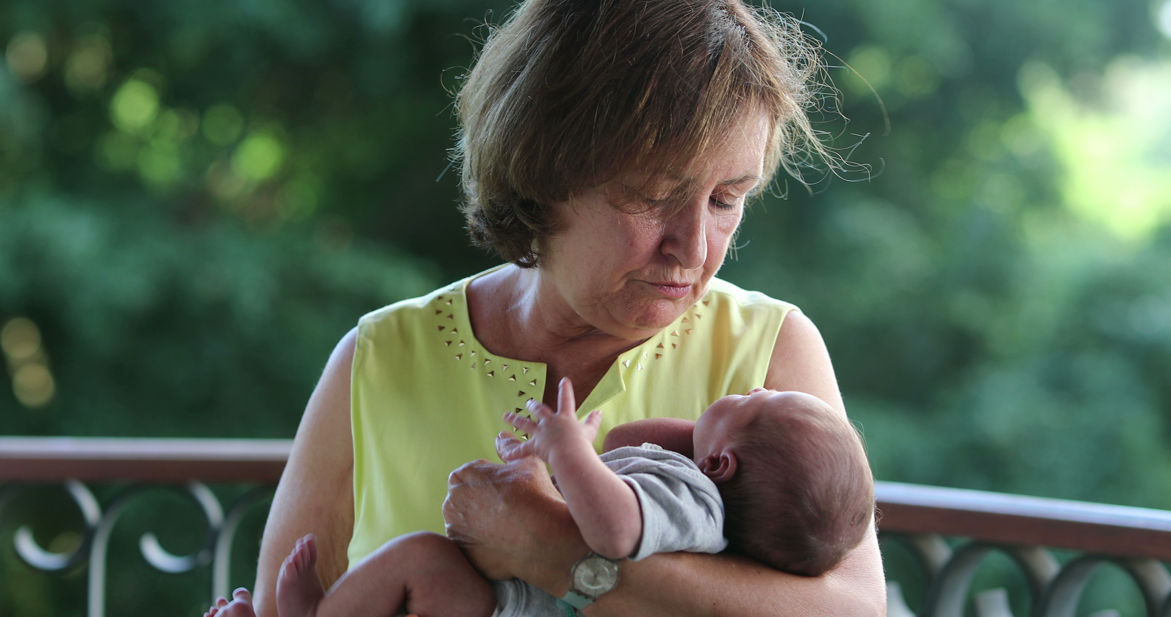 Abuela con su nieto en brazos | Foto: Shutterstock