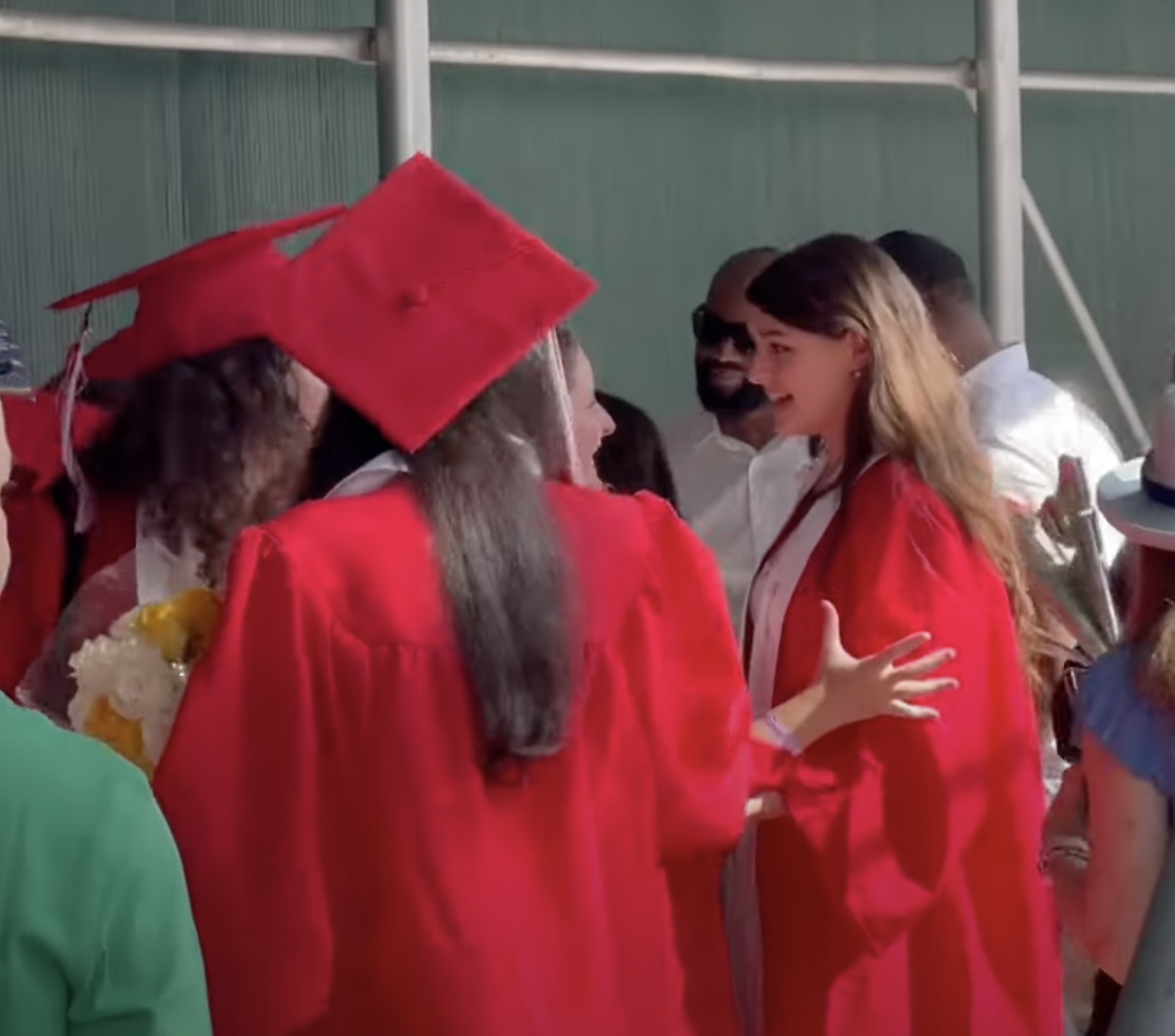 Suri Cruise celebra su graduación del instituto con sus compañeros de clase en Nueva York en un post fechado el 22 de junio de 2024 | Fuente: YouTube/Page Six