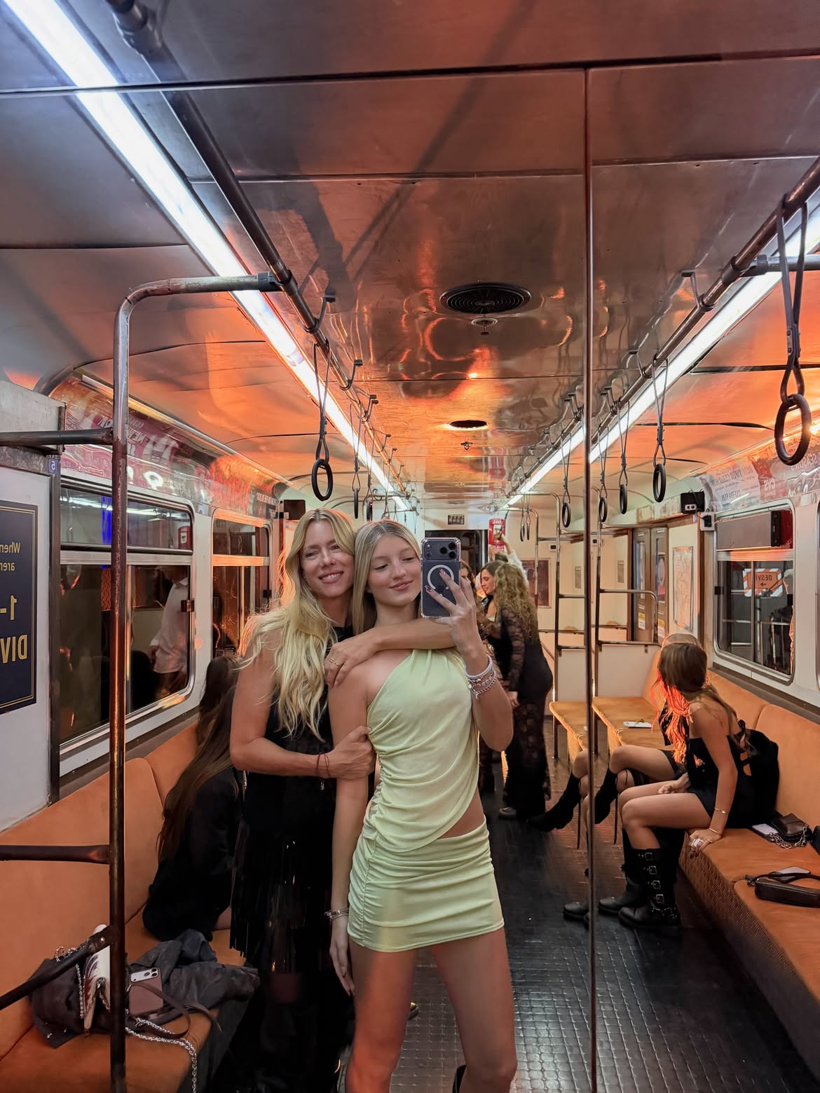 Allegra Cubero abrazando a su madre Nicole Neumann dentro de un antiguo vagón de subte | Fuente: Instagram/cubero.allegra