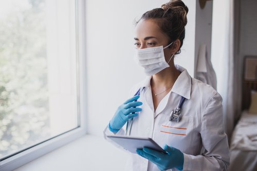 Enfermera usando guantes y mascarilla durante su servicio en un hospital. | Foto: Shutterstock