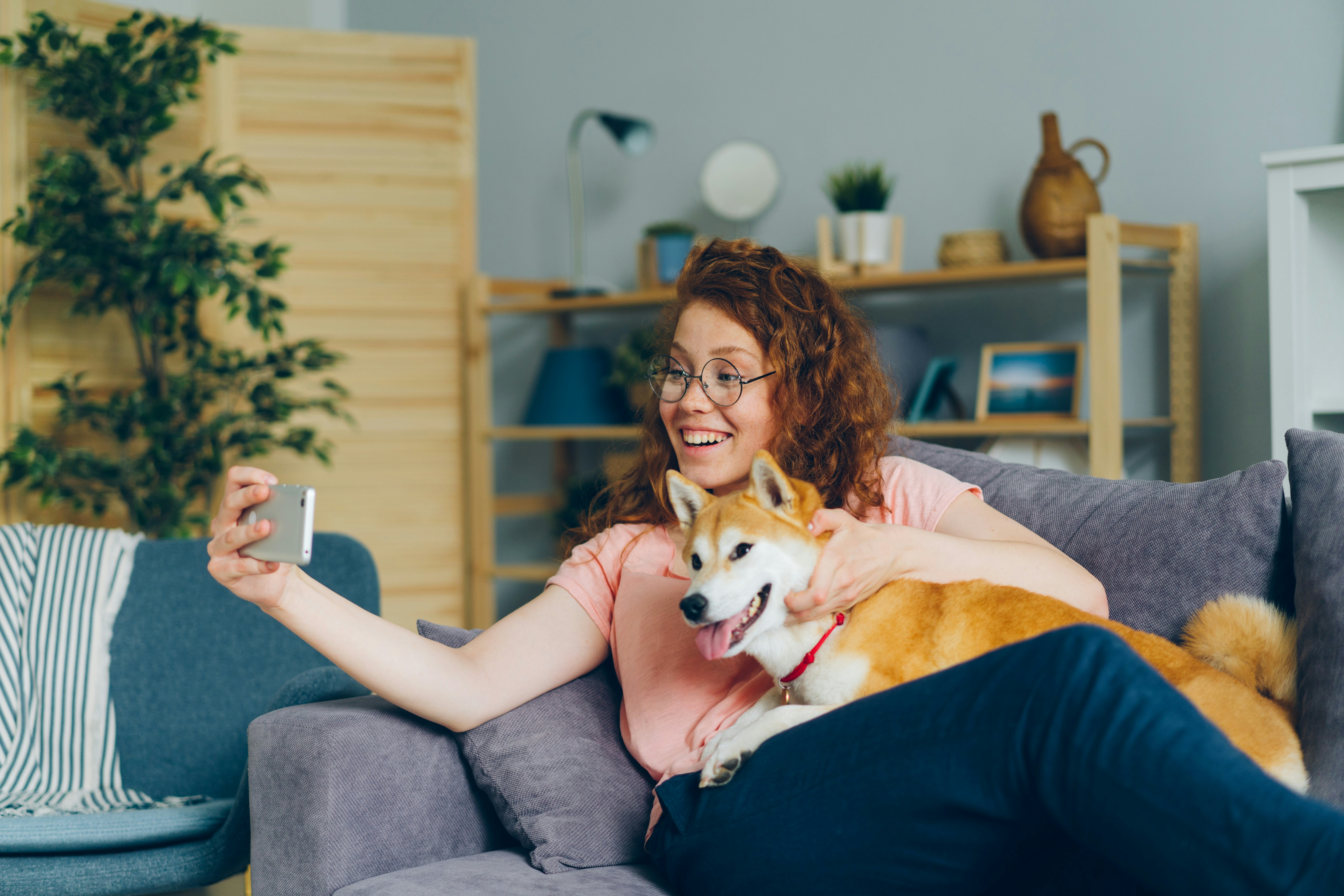 Una mujer muy feliz con su perro | Fuente: Unsplash