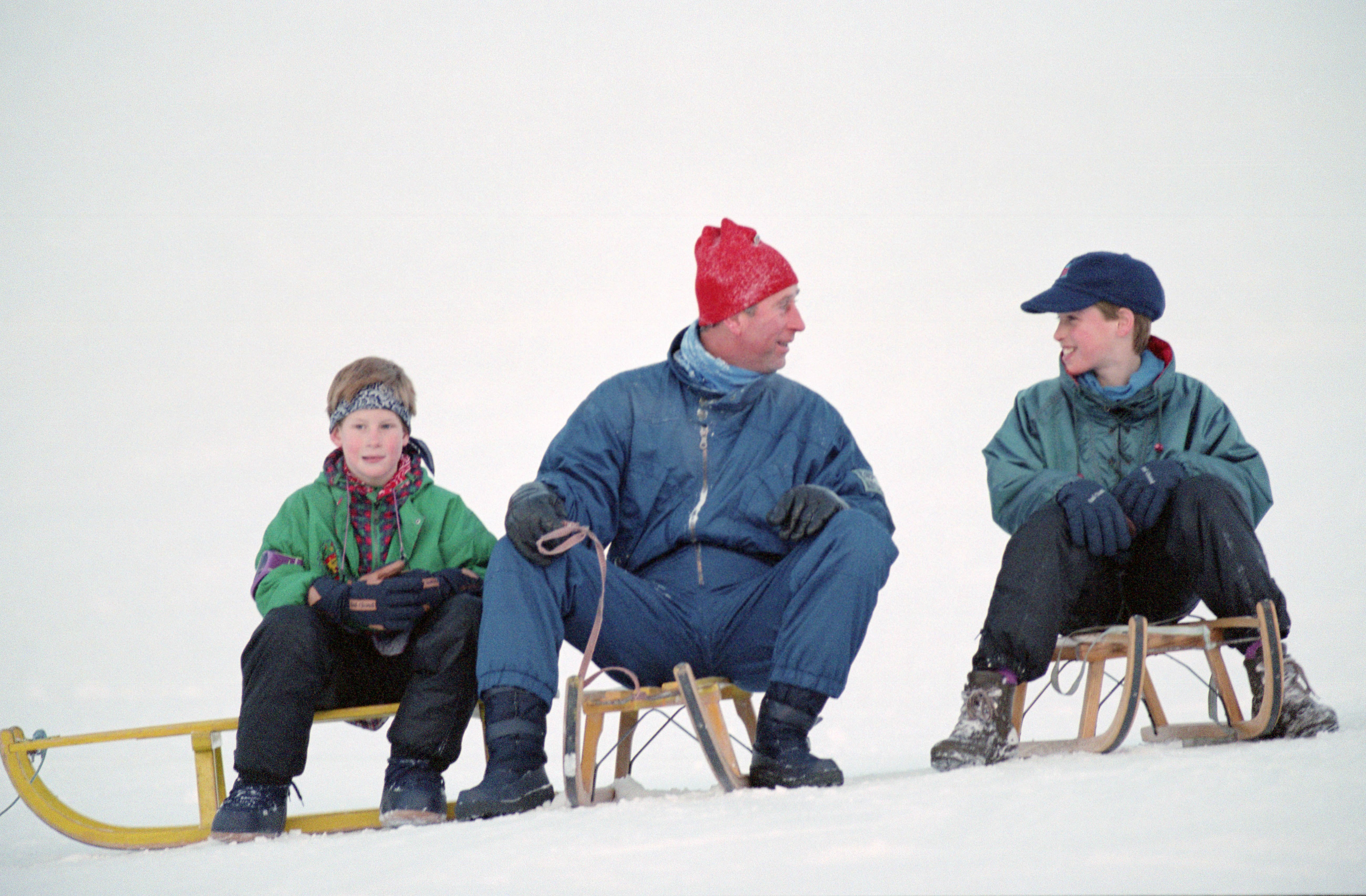 El príncipe Charles, príncipe de Gales, con sus hijos, el príncipe William y el príncipe Harry, el 6 de enero de 1995 | Fuente: Getty Images