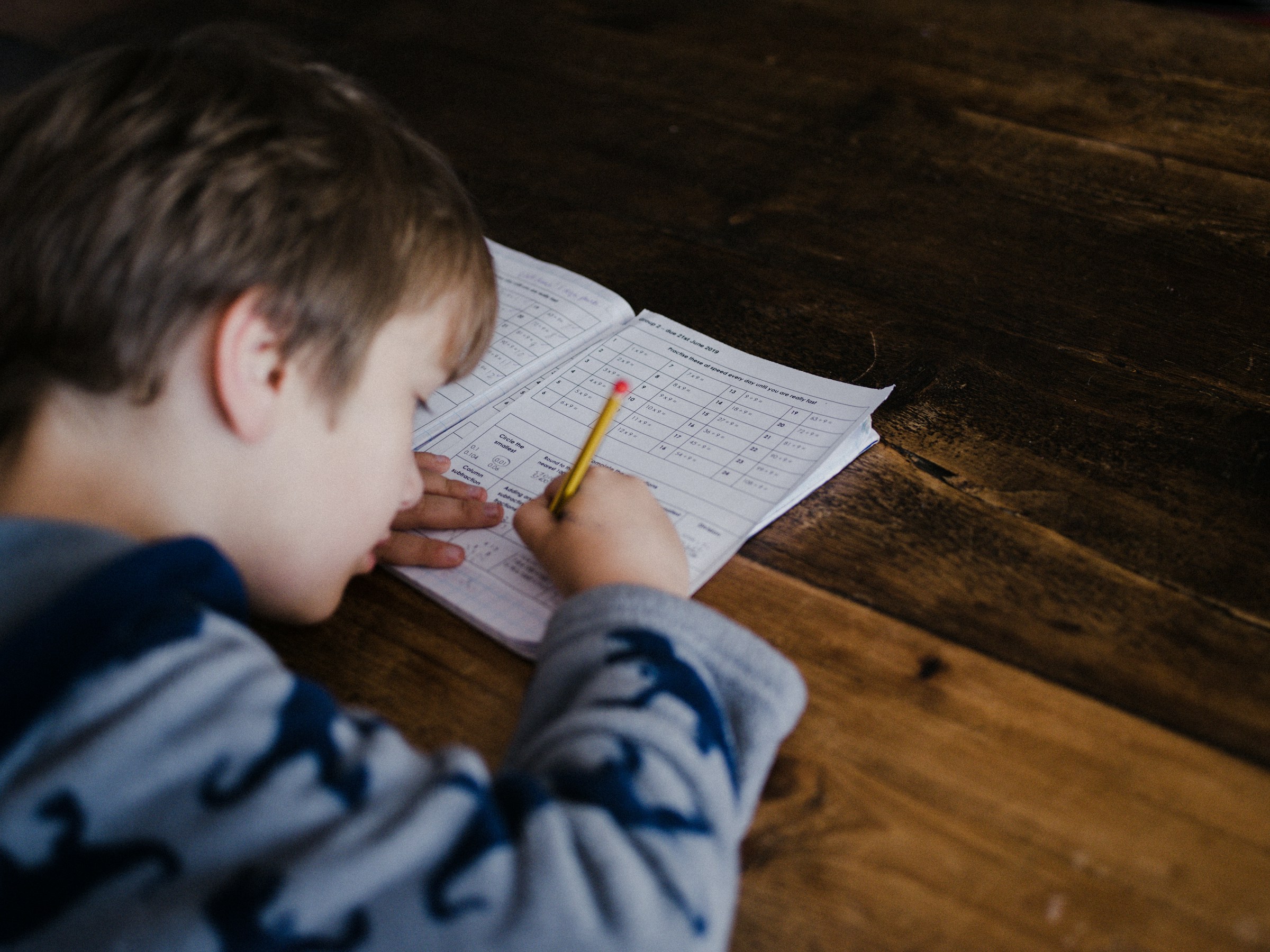 Un niño completando sus deberes | Fuente: Unsplash