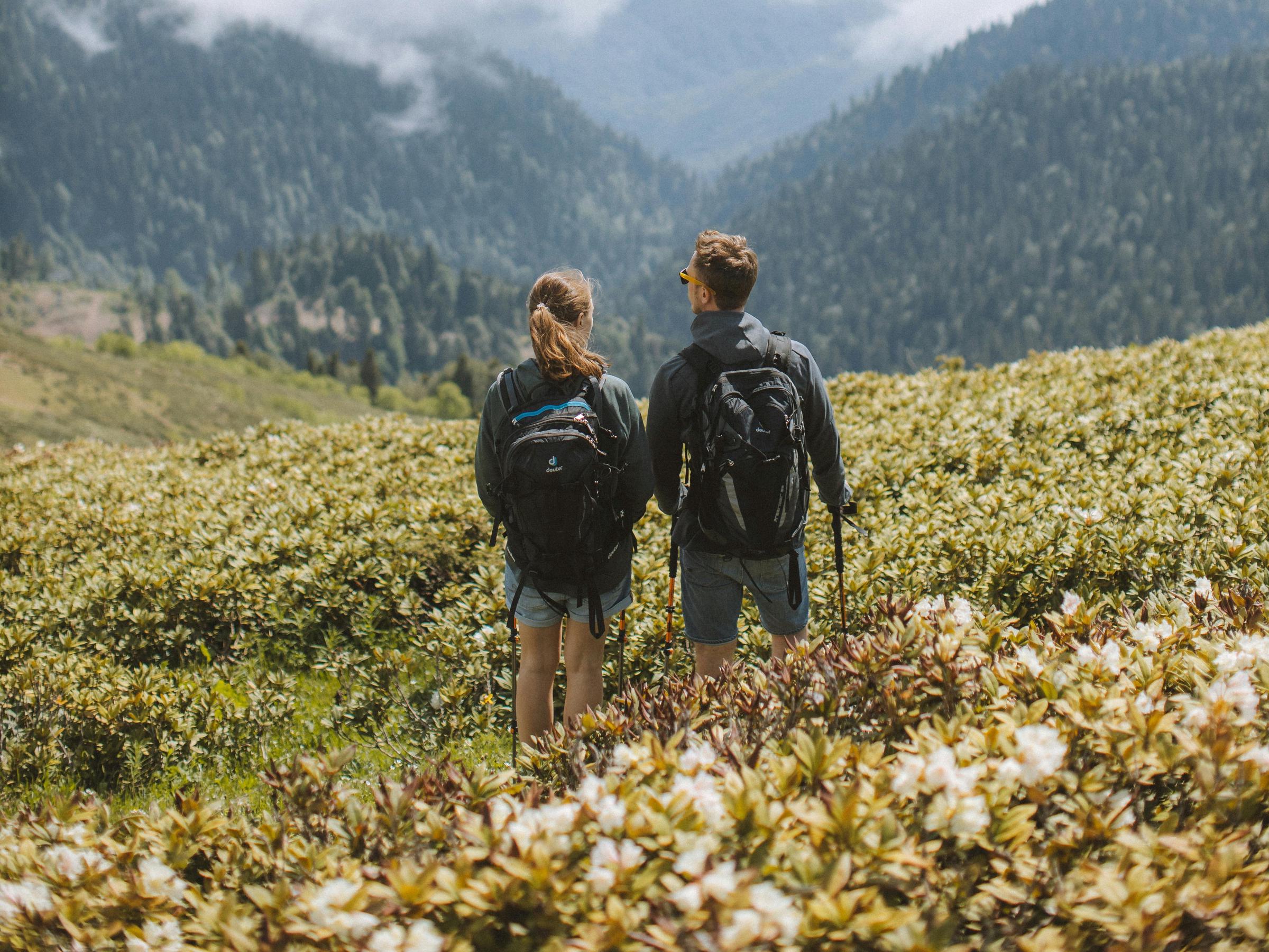 Una pareja haciendo senderismo juntos | Fuente: Pexels