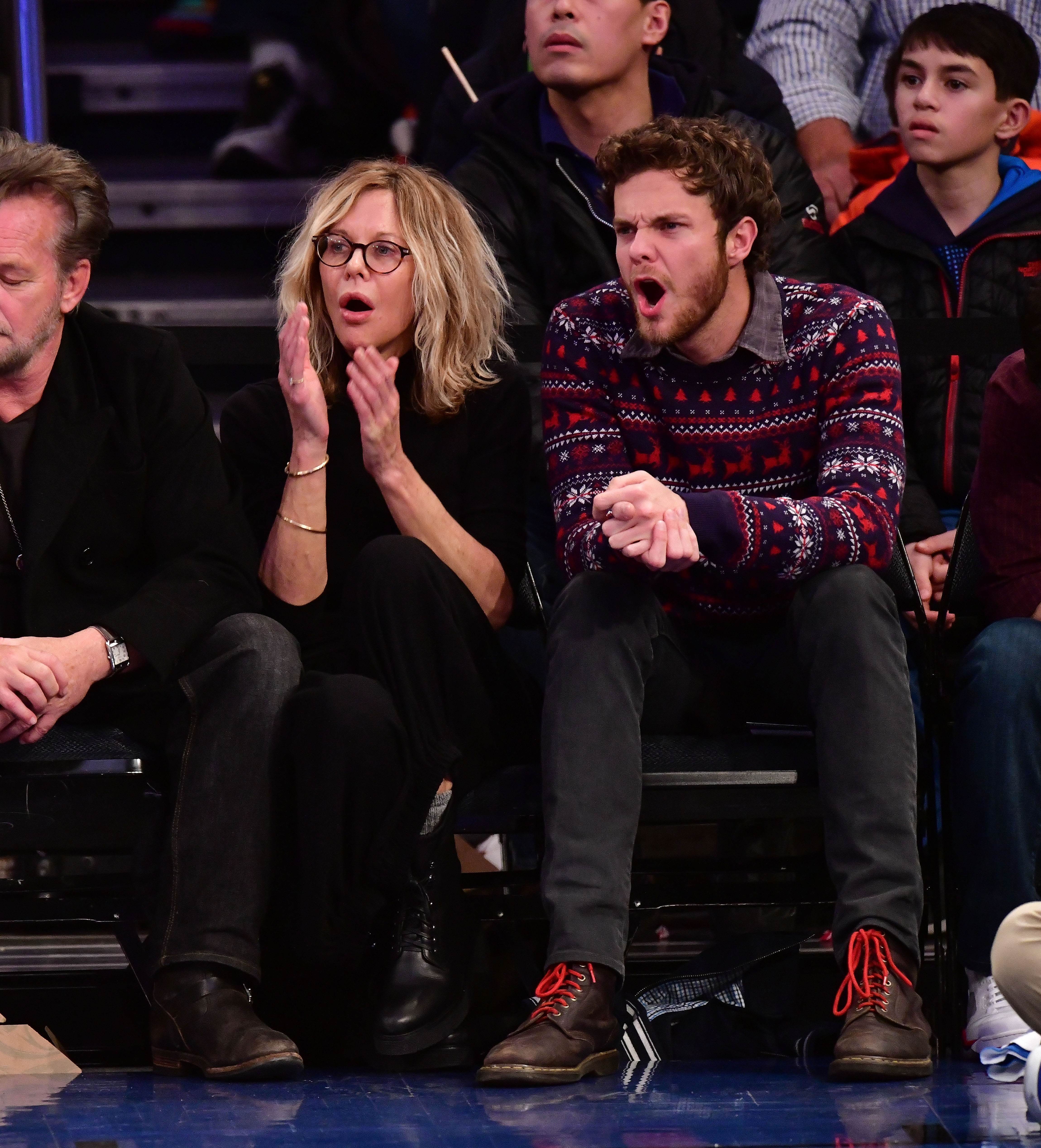 Meg Ryan y Jack Quaid asisten a un partido de baloncesto el 25 de diciembre de 2017 en Nueva York. | Fuente: Getty Images