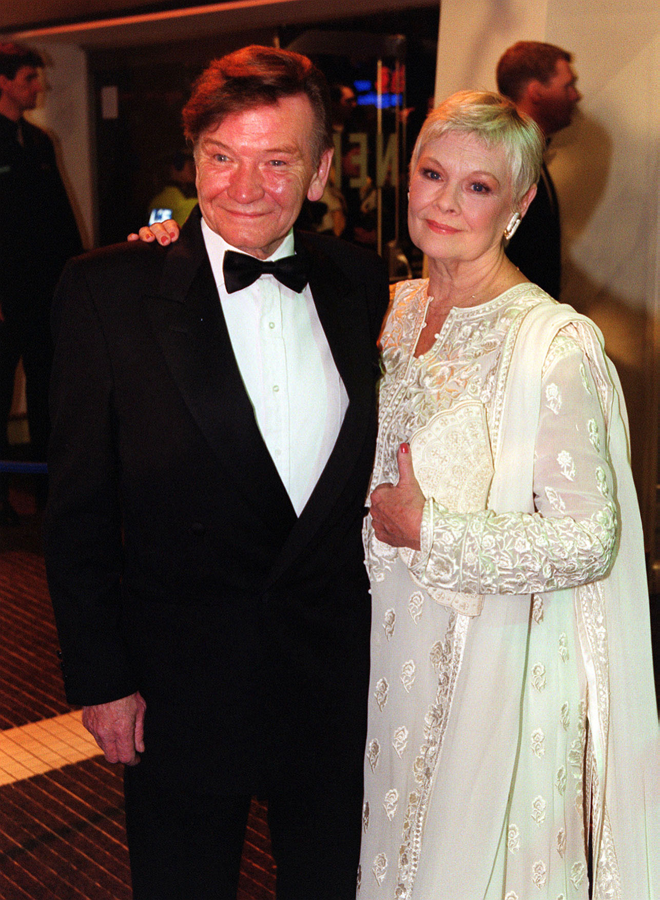 Michael Williams y Judi Dench en el estreno benéfico europeo de "The World Is Not Enough" en Londres, el 22 de noviembre de 1999 | Fuente: Getty Images