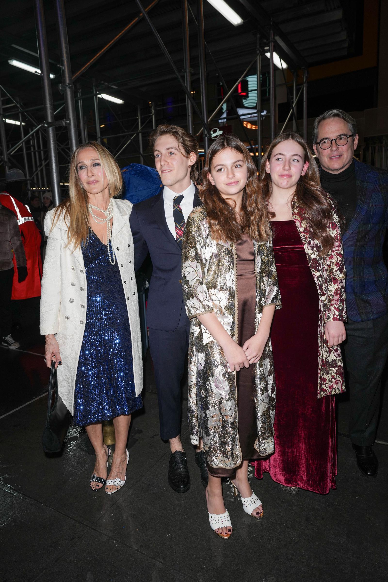 Sarah Jessica Parker y Matthew Broderick han mantenido la vida de sus hijas prácticamente en la intimidad, por lo que es muy raro verlos a los tres juntos. Sus hijas, Tabitha y Marion, son gemelas no idénticas y nacieron en junio de 2009. | Fuente: Getty Images.