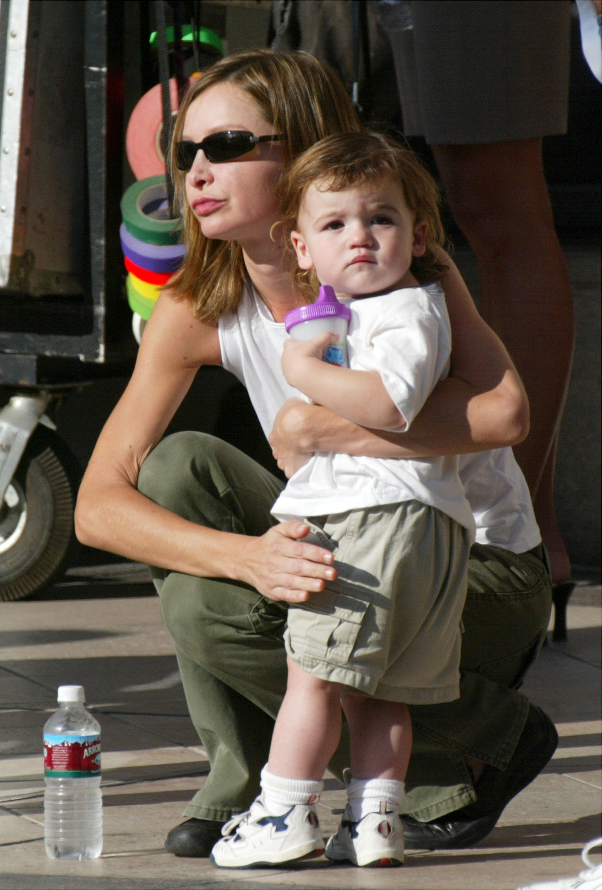 Calista Flockhart y su hijo, Liam, en el set de rodaje de la película "Two Cops" en Beverly Hills, en septiembre de 2002. | Foto: Getty Images