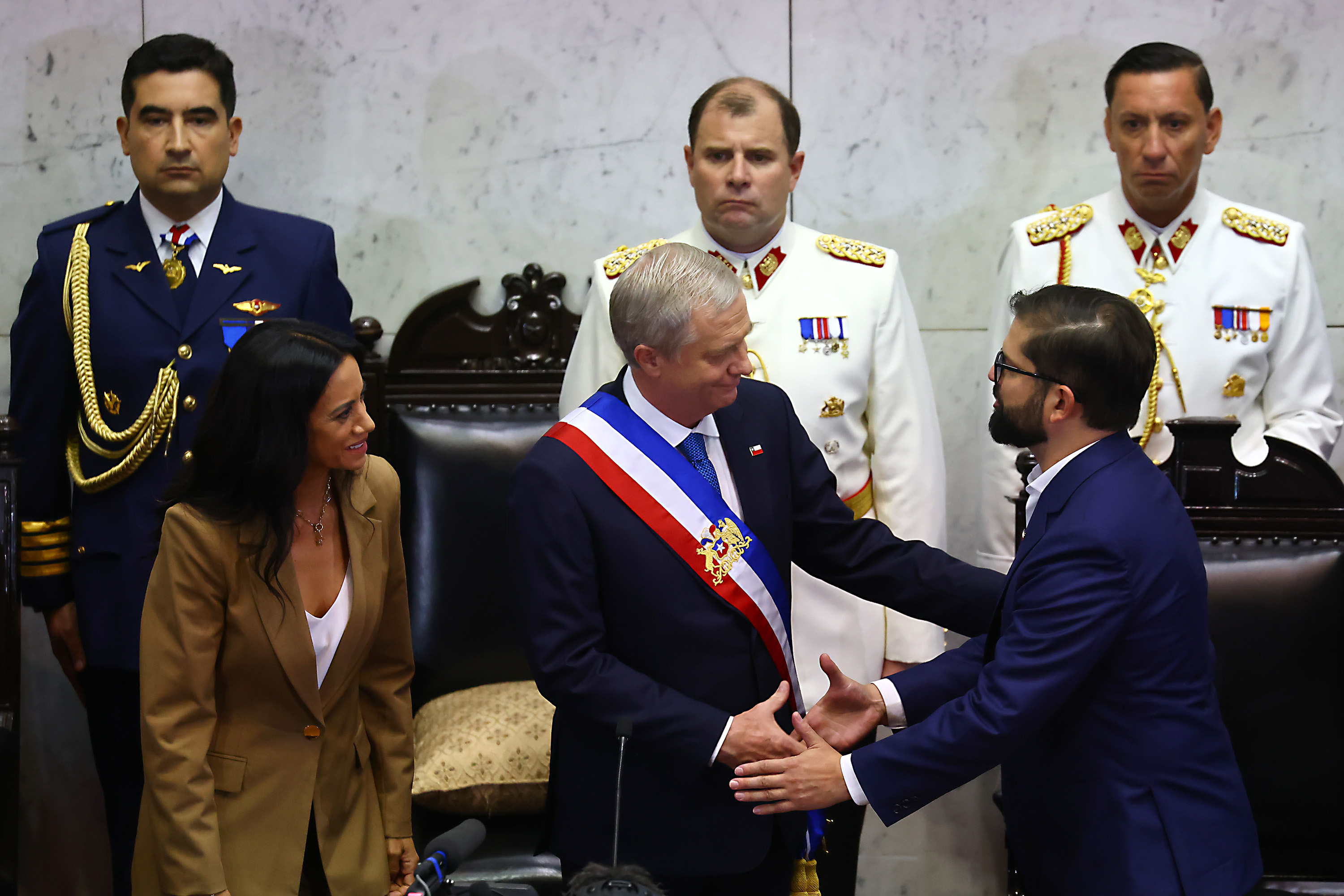 El nuevo presidente de Chile, José Antonio Kast, estrecha la mano del presidente saliente, Gabriel Boric, durante la ceremonia de investidura presidencial en el Congreso el 11 de marzo de 2026 en Valparaíso, Chile. | Fuente: Getty Images