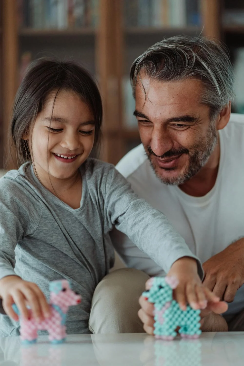 Un hombre jugando con su hija | Fuente: Pexels